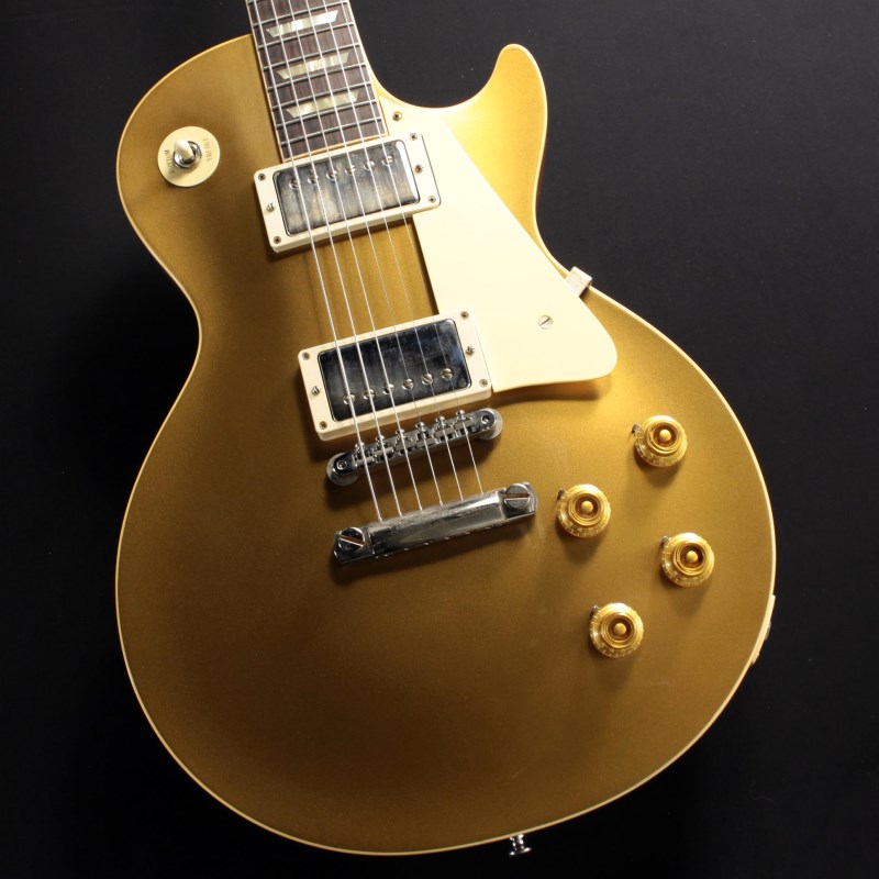 楽器種別：新品エレキギター/Gibson 商品一覧＞＞エレキギター/Gibson/Custom Shop 商品一覧＞＞エレキギター【420，000円〜790，000円】 商品一覧＞＞当店のギターは、出荷前に専門スタッフが検品・調整しているので安心です！Gibson 1957 Les Paul Goldtop Reissue VOS Double Gold #731113商品説明Gibson Les Paulの最も愛される看板モデルのひとつ、1957 Les Paul Gold Topが入荷致しました！1952年に誕生したレスポールモデルはギブソン社の歩みとともに変更される、ルックス、サウンド、弾き味などの仕様遍歴がございますが、本機は50年代ゴールドトップの最終形態となるハムバッカーPU搭載の57Les Paul Goldtopです。ブリッジには後のバースト期まで採用されるチューン-0-マチック&ストップテイルピースが搭載されております。ボディトップはモデル名の通りDouble Goldと名付けられたゴールドカラーでフィニッシュ。見る角度、光の当たり具合によって、渋さのある深緑から、明るいグリーンゴールドの色合いまでの変化が楽しむことができます。レスポールならではの美しいボディのトップカーブが艶かしくカラーリングを更に引き立てており、バーストモデルとは一味違う存在感を放っております。勿論、ハードウェアやプラスチックのパーツ類にはTrue Historicパーツを採用し、金属パーツにはVOS仕上げと相性の良い軽度なエイジド加工が施されておりHistoricモデルらしいオールドテイストな魅力をより一層引き立てています。搭載されるピックアップは全面の含浸処理を廃したCustombucker Alnico IIIピックアップと、2019年から新しく採用されたバンブルビータイプのペーパーオイルコンデンサーやヴィンテージカーブを追及したCTSポットを併せて装備した2019ヒスコレスペック、オールドニュアンスを更に追求した抜群のレスポールサウンドが弾き手を楽しませてくれるでしょう。1957モデルはプレーンメイプルトップ/マホガニーバックのボディー、マホガニーネック、ローズ指板のトーンウッドマテリアルで構成され、今回入荷品のウエイトは約4キロと出音に迫力を持たせながらも扱い易いお勧めのウエイトバランスで完成。ハムバッカーらしい確かな音圧感を持ちつつもキレ味良く、ヴィンテージフィーリング溢れるクランキーなサウンドが新たなエレクトロニクスによりさらに強調されております。そして2018年から継続採用されている仕様の一つとして、フレットワイヤーにも時代考証を顧みたJESCAR製のナロータイプを採用。この細身のフレットは以前のCollector's Choiceシリーズでも58年製や初期の59年製の個体をプロファイルしたモデルで採用されたケースもあり、ご記憶にある方もいらっしゃることでしょう。一見僅かな違いに思いがちですが以前の57、58Les Paulや59Les Paulとは弾き心地に明確な差を生み、新たなモデルとしての個性をはっきりと確立しております。ネックグリップは厚すぎずもしっかりとしたCグリップ。適度な厚みを持ったネックから生まれる力強いヴァイブレーションと、エッジーなレスポンス感はこの57モデルならではです。ルックス、サウンドとともにGold Topファンの心を揺さぶる、定番でありながらも格別な逸品です！お見逃し無く！！#731113約4.02kg専用ブラウンケース、認定証 等付属商品詳細Body Wood: 2-Piece Plain Maple Top & 1-Piece Lightweight MahoganyNeck: Solid Mahogany with Long Neck Tenon / 50s Rounded Medium C-ShapeFingerboard: Indian RosewoodFrets: Historic Gibson Narrow/Tall 22FretsPickups: Custombucker Alnico III (Unpotted)Controls: 2 volume 、2 tone 、3-way switchBridge / Tailpiece: ABR-1 non wire/ Lightweight Tailpiece w/Long StudTuners: Kluson Single Line， Single Ringイケベカテゴリ_ギター_エレキギター_Gibson_Custom Shop_新品 JAN:4580228786062 登録日:2023/08/13 エレキギター ギブソン カスタムショップ