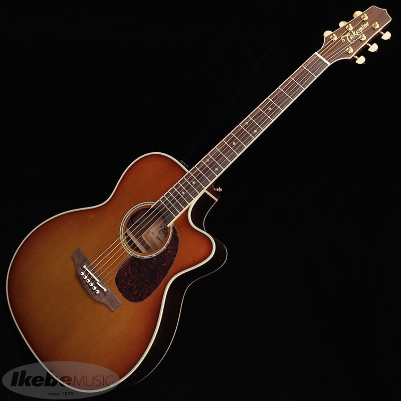 楽器種別：新品エレクトリックアコースティックギター/TAKAMINE 商品一覧＞＞エレクトリックアコースティックギター【95，000円〜185，000円】 商品一覧＞＞アコギ買うなら、当店で！出荷前の検品・調整はもちろん、丁寧梱包でお届けします！TAKAMINE DMP761C TB 【お取り寄せ商品】商品説明〜 Takamine エレアコ700シリーズ 〜タカミネのオーディトリアムボディ。広い周波数帯域に渡る倍音特性を持つウォームなサウンドと、各弦の優れた音量バランスは繊細なタッチのフィンガーピッキングや、立ち上がりの良いコード・ストロークに威力を発揮します。〜 プリアンプ CT4-DX (DMP) 〜タカミネのプリアンプCT4-DXは、006P/9Vバッテリー×2の18V高電圧ドライブにより、かつてない余裕のヘッドルームを実現。音量の最小/最大幅が大きいアコースティック・ギターの広いダイナミックレンジを充分に満たし、優しく奏でる穏やかな爪弾きから弦の揺れが見える程のハード・ピッキングまで、ピュアで歪みのない豊かなサウンドを実現します。世界中のトップ・プロから認められているタカミネ・オリジナル・ブリッジピックアップパラスティックに加え、任意のピックアップを接続するデュアル・モードを搭載。2系統のEQとノッチフィルターにより、それぞれのピックアップの個性を最大限に活かしたイコライジングと任意のミックス・バランス調整により、今までに無いフレキシブルなサウンドを提供します。通常の1ピックアップ・モードでは2グループのEQをリンクさせ4ポイントEQ&ノッチフィルター×2というプロ用PAコンソールにも匹敵するコントロールが可能となります。[SPEC]・TOP：SOLID SPRUCE・BACK：SOLID ROSEWOOD・SIDES：ROSEWOOD・NECK：MAHOGANY・FINGER BOARD：ROSEWOOD・SCALE：644mm・NUT WIDTH：42mm・PRE-AMP：CT4-DX (DMP)・POSITION MARK：DIAMOND・COLOR：TB (gloss)・WITH SEMIHARD CASE：SH-700※写真はサンプルです。材質の特性上、杢目・色合いは1本1本異なります。ご了承下さい。イケベカテゴリ_アコースティック／エレアコギター_エレクトリックアコースティックギター_TAKAMINE_新品 JAN:4582270004675 登録日:2020/11/12 エレアコ タカミネ 高峰