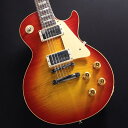 楽器種別：新品エレキギター/Gibson 商品一覧＞＞エレキギター/Gibson/Custom Shop 商品一覧＞＞エレキギター【570，000円〜1，065，000円】 商品一覧＞＞当店のギターは、出荷前に専門スタッフが検品・調整しているので安心です！Gibson 1959 Les Paul Standard Reissue VOS (Washed Cherry Sunburst) #932481商品説明King Of Les Paul！！ 1959 Les Paul Standard Reissue VOSが入荷！長きに亘り培われた高い製作技術と飽くなき探究心、厳選されたマテリアルにより至高のエレキギター・ベースを製作するために1993年に立ち上げられたGibson Custom Shop。現在もなお昔ながらのハンドクラフト製法と、徹底的に追求したヴィンテージの知識から製作されたカスタムショップ・ラインナップは、他所の追従を許さないほどの見事な作りとなり、プレイヤーの内に秘めるインスピレーションを際限なく沸き立たせてくれる最高の愛機となるでしょう。究極のリイシューモデルとして2015年に登場したTrue Historicスペックを大部分で踏襲した2018年仕様をベーシックに、細部に亘りさらなる拘りを持ってリファインされた最先端のカスタムショップ製Les Paul Standard。まさに「顔」とも呼ぶべきヘッドの「Les Paul MODEL」シルクスクリーンの色合いの見直しの他、Gibsonロゴデザインもよりオリジナルに近い、エッジ感のあるデザインに変更。インレイは指板ポジションマークも含め、着色によるものではなく元々色合いの濃いセルロース素材を使用することで一層雰囲気を高めています。ご紹介の当機は、市場でも人気の高い「Washed Cherry Sunburst」カラーの一本となります。個体重量は約4.04kgとレスポールらしい重量感を持ち、芳醇な生鳴りと芯がありつつも肉厚で甘美なレスポールサウンドをお楽しみ頂けます。1959 Les Paulならではの光の当たり方や角度で変化するボディの杢目と色合いはギブソンのゴールデンエラに作られたオールド独特のルックスとプレイフィールを再現しています。昨今の1959モデルというとMurphy Labによるエイジング加工が定番となっておりますが当モデルはVOS塗装となっておりウェザーチェックなどが入っていない艶を抑えたグロス仕上げとなっております。金属パーツはサビやくすみを再現しているためウェザーチェックやエイジング加工がお好みでない方には見逃せないオススメの一本となります。ネックシェイプは「Authentic '59 Medium C-Shape」を採用しており太すぎず細すぎず、現代的なプレイスタイルにも対応できる仕上がりとなっております。ピックアップは近年の定番モデルとなっているCustombucker Alnico IIIを継続して採用。キレのよいバイト感と個体がもたらす豊かなトーンバランスは本機でしか味わえない絶品サウンドをご体感頂けることでしょう。新たに搭載されたバンブルビータイプのペーパーオイルコンデンサーやヴィンテージカーブを追及した500KのCTSポットを装備。通常仕様の500kΩポットに比べてボリュームを絞っても極端に高域が削られず、手元の操作でクリーンサウンドからドライブサウンドまでを自在に操ることができます。10〜6のメモリまでは歪みが維持され、6〜1にかけて滑らかにダウンしていくので、ボリュームコントロールの長さによって表情豊かなプレイを可能にしています。細部にまでヴィンテージに拘りを持ったGibsonが送る最新スペックは、あなたのギターライフをより豊かにしてくれること間違い御座いません！！商品詳細【SPEC】Body:2PC Maple Top/Mahogany BackNeck:Mahogany w/Long TennonProfile: Authentic ’59 Medium C-ShapeFingerboard:RosewoodFrets:Historic Medium-JumboNut:NylonHardware:Nickel AgedBridge:No-Wire ABR-1 & Lightweight Aluminum TailpieceMachinehead:Kluson ReissuePickups:Custombucker Alnico III (Unpotted)Control:2Volume-2Tone-3way Toggle SWイケベカテゴリ_ギター_エレキギター_Gibson_Custom Shop_新品 JAN:4580568415202 登録日:2023/08/13 エレキギター ギブソン カスタムショップ