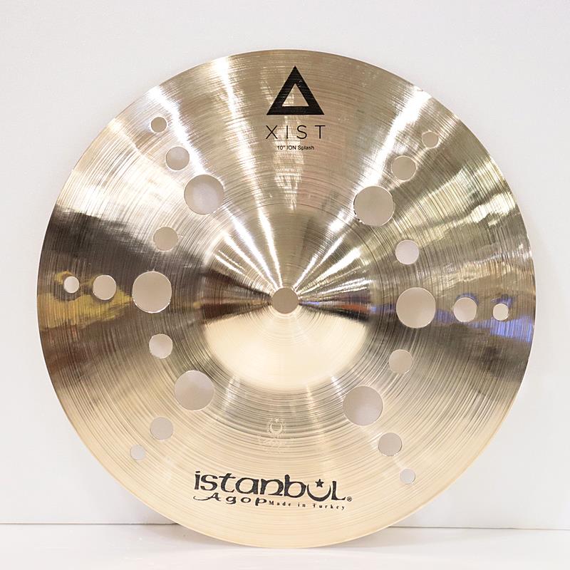 楽器種別：新品Istanbul／Agop/新品 商品一覧＞＞ドラム【10，000円〜25，000円】 商品一覧＞＞シンバル/スプラッシュ/Istanbul／Agop 商品一覧＞＞安心してお買い物頂けるよう、スネアもシンバルも丁寧梱包でお届けします！Istanbul／Agop Xist ION Splash 10'' [257g]商品説明＜Xist Series＞従来の伝統的なシンバル製法と最新のテクノロジーを結合することで、低コストながらあらゆるドラマーのニーズに応えるサウンドを実現しました。80％の銅と20％の錫を含んだ合金を使用したモデルです。＜Xist ION＞シンバル本体に丸く穴をあけた斬新なデザインのモデル。素早い反応と、強烈なローピッチ・クラッシュサウンドと伸びのあるサスティーンが特徴的で、エフェクト・シンバルの新たな選択肢として堂々のラインナップ！サイズ：10インチウェイト（実測値）：約257g※店頭にて試打を解禁しております為、細かな傷や打痕などが発生する場合がございます。予めご了承ください。イケベカテゴリ_ドラム_シンバル_スプラッシュ_Istanbul／Agop_新品 SW_Istanbul／Agop_新品 JAN:4560287441416 登録日:2026/03/07 シンバル イスタンブール アゴップ