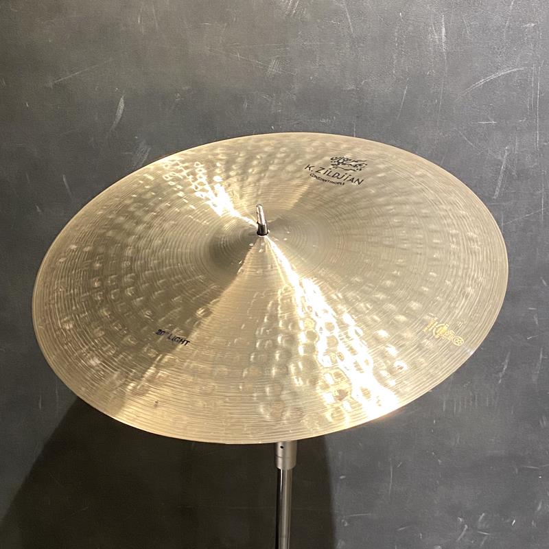 楽器種別：新品Zildjian/K Constantinople 商品一覧＞＞Zildjian/新品 商品一覧＞＞ドラム【65，000円〜135，000円】 商品一覧＞＞シンバル/ライド/Zildjian 商品一覧＞＞安心してお買い物頂けるよう、スネアもシンバルも丁寧梱包でお届けします！Zildjian 【イケベ楽器店創業50周年記念モデル】K Constantinople Light Ride 20'' [1980g]商品説明限定生産 K Constantinople Light Ride 20''の登場です。- K Constantinople -1998年に登場して以降、世界中のドラマーを魅了してきたZildjianのシンバルシリーズ当初ラインナップされたライドシンバルはMediumとLightの2種類のみ。現在ではプレイヤーの細かなニーズやスタイルの変化に合わせ、多岐にわたるラインナップへと拡充されています。2006年頃に惜しむらく廃番となった Light Ride ですがこの度Zildjian社の協力のもと新しく再現。イケベ50周年記念モデルとして数量限定で販売いたします。-Zildjianによる解説-20インチ Kコンスタンティノープル・ライト・ライドは、適度な柔軟性と心地よい跳ね返りを求めるプレイヤーに最適なシンバルです。軽量設計により立ち上がりが速く、過剰な残響を抑えつつ、あたたかみのあるクラッシュサウンドを自然に響かせます。薄めのプロファイルが豊かな倍音の広がりを生み、複雑なスティックパターンでも明瞭な存在感を発揮します。低くなだらかなカップは、柔らかく空気感のある粒立ちと確かな明瞭さを両立。複雑で深みのある音色と優れたクラッシュ性能、豊かな質感を備え、あらゆるドラムキットに自然に馴染む理想的な高いシンバルです。サイズ：20インチウェイト：約1980g※店頭にて展示、試打を解禁しております為、打痕や指紋汚れ等が発生する場合がございます。予めご了承下さい。イケベカテゴリ_ドラム_シンバル_ライド_Zildjian_K Constantinople_新品 SW_Zildjian_新品 JAN:0642388325728 登録日:2026/08/12 シンバル ジルジャン Kコンスタンチノープル