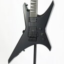 楽器種別：新品エレキギター/Jackson USA 商品一覧＞＞エレキギター【415，000円〜780，000円】 商品一覧＞＞当店のギターは、出荷前に専門スタッフが検品・調整しているので安心です！Jackson USA USA Select Warrior WR1 (Gloss Black/Ebony) [SN.U28201]商品説明Jacksonブランドの変形シェイプにしてバランスが良いコンパクトボディのWarrior！本家Made in USA、良質な木材を使用したHR/HMには欠かせないブランドJacksonの日本限定カスタムショップ製品！！USA製のJacksonは工場で生産されているものの、直接の加工・組み込みに携わっている職人は少なく、工房レベルの人数で製作されています。これにより品質の安定性の確保とJackson魂がこめられた商品が完成するのです！クウォーターソン(柾目)・ハードロックメイプルをスルー材に、アルダー材をボディ裏面に接着した2プライスルーネック構造。ボディサイドのウイング材もバック材同様のアルダーを使用。通常のスルーネックはセンターのスルーネックにサイドからボディ材を接着する構造と違い、スルーネック材のメイプルをアルダー材で包み込むようなボディ構造となるので、USAならではの素晴らしいボディ鳴りに仕上がります。ジャクソンと言えばコンコルドヘッドシェイプ！！このヘッド材とスルーネック材はローポジションで※スカーフジョイントされ、ネック強度に優れた加工が成されております。もちろん指板には※コンパウンドラディアスを採用。これにより弦高を低くしたセッティングもしやすく、さらにはヒールカットされていることでハイポジションの演奏性が格段に向上いたします。ヘッドロゴはシルク材を使用し、印象的なシャークフィン指板インレイはマザーオブパール貝を使用しています。ブリッジへはフロイドローズ・オリジナルを装備。フロイドローズブリッジを搭載しながらも一味違うパワフルな生音を生み出しております。過激なアーミングにも安定したチューニングを発揮。RR/KVなどJacksonブランドでは、変形モデルは人気がありますがこのWR(通称:ウォーリアー)はその中でもSLモデルに近い演奏性を持っています。見た目は好みが分かれるかもしれませんが、演奏性では変形モデル中ナンバー1とも言えるモデルです！！ピックアップはSeymour Duncanピックアップを2基搭載した2H仕様。唯一、WRモデルは独特なピックアップをマウントしており、フロントピックアップにはクリアなサウンドを出力する為に開発されたSH-10 Full Shredを装備。リアピックアップには、その見た目からも想像の付く太いサウンドを生み出すTB-8b Invaderを装備と、フロント＆リア共にルックスサウンドに特徴のあるモデルを搭載。小型ボディのWRから得られるシャープサウンドは、キレの良いバッキングサウンドとリードサウンドを生み出します！良質な木材と確かな組み込みが成されることにより、スルーネック特有の素晴らしいサスティーン。これぞまさにMade in USA！！変形ギターの中でもコンパクトかつ演奏性に優れたWRモデルは、そのボディシェイプによるルックスとは違ったバランスの良いサウンドを生み出します。大変入荷数の少ないモデルとなりますのでご検討はお早めに！※スカーフジョイントネック: スルーネック材を1フレット付近で、2段階に分けて接着することでネック強度が増し、薄いネックシェイプでも反りに強くなります。※コンパウンドラディアス: 指板アールを0フレット12Rから指板エンド部16Rに仕上げる事により、ネックグリップ上のいずれのポジションでも同一の演奏性を確保することが可能。商品詳細Weight≒3.66kgNeckFingerboard Material：EbonyFingerboard Radius：12-16 Compound Radius (304.8 mm to 406.4 mm)Headstock：Jackson Pointed 6-In-LineNeck Construction：Neck-Through-Body with Scarf JointNeck Finish：GlossNeck Material：Quartersawn MapleNumber of Frets：24Nut Material：Floyd Rose Original LockingNut Width：1.6875 (42.86 mm)Position Inlays：Mother of Pearl SharkfinTruss Rod Nut：Truss Rod Adjustment at NutBodyBody Material：AlderBody Finish：Gloss PolyesterBody Shape：WarriorHardwareBridge：Floyd Rose Original Double-Locking TremoloControl Knobs：Dome-StyleHardware Finish：BlackNeck Plate：NoneStrap Buttons：StandardStrings：Nickel Plated Steel (.009-.042 Gauges)Switch Tip：BlackTremolo Arm：Floyd Rose OriginalTuning Machines：Jackson Sealed Die-CastElectronicsBridge Pickup：Seymour Duncan Invader SH8 HumbuckingNeck Pickup：Seymour Duncan Full Shred SH10 HumbuckingPickup Configuration：HHControls：Volume， TonePickup Switching：3-Position Toggle:Position 1. Bridge PickupPosition 2. Bridge and Neck PickupsPosition 3. Neck Pickupハードケース付属イケベカテゴリ_ギター_エレキギター_Jackson USA_新品 JAN:0717669186685 登録日:2024/03/15 エレキギター ジャクソン