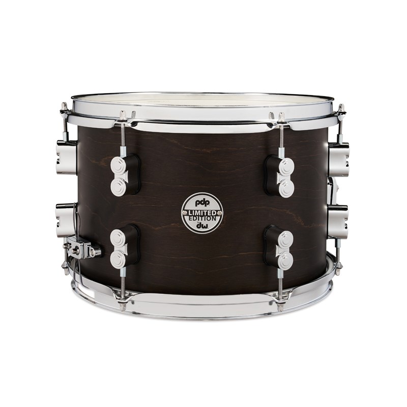 楽器種別：新品pdp by DW/新品 商品一覧＞＞ドラム【40，000円〜75，000円】 商品一覧＞＞スネアドラム/pdp by DW 商品一覧＞＞安心してお買い物頂けるよう、スネアもシンバルも丁寧梱包でお届けします！pdp by DW PDSN0812DMDW [Concept LTD Dry 12×8]商品説明＜Concept LTD Dry＞このユニークな「Concept LTD Dry」は、サイドスネアとしても最初に選択する一台としても同じように使用できます。オールメイプルシェルと幅広のリングミュートを備えたRemo パワーストロークスタイルのバターヘッドを組み合わせることで、素早いアタックとドライなトーンを生み出します。余韻が少ないことはレコーディング等にも適しており、ドラムセットに組み込みサイドスネアとして効果を発揮します。ハードウェアには、デュアルタレットラグ、Remo ヘッド、MAGスローオフ、True-Pitch テンションロッドが標準装備されています。＜スペック＞シェル：All Mapleサイズ：12×8フープ / テンション数：Steel Triple Flange / 8ラグ：Dual-Turret Lugストレイナー：MAG Throw-Offテンションボルト：True-Pitchヘッド：Made by REMOイケベカテゴリ_ドラム_スネアドラム_pdp by DW_新品 SW_pdp by DW_新品 JAN:0647139525518 登録日:2020/10/11 スネア スネアドラム