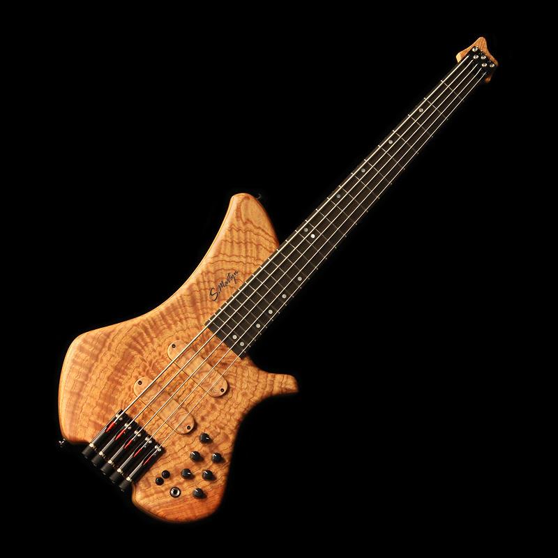 楽器種別：新品S.Martyn Custom Basses/新品 商品一覧＞＞ベース【425，000円〜795，000円】 商品一覧＞＞エレキベース/その他ベース一般/S.Martyn Custom Basses 商品一覧＞＞当店のベースは、出荷前に専門スタッフが検品・調整しているので安心です！S.Martyn Custom Basses Blaze Single Cut 5st / 30 (Curly Cedro Top)商品説明※当商品は、3月6日(金曜)19:00〜イケベYoutubeチャンネルにて公開の[Ikebe Live Shopping]（生配信）で発売開始となります。イケベウェブ登録時　2026/03/06 19:00ブラジル産ハンドメイド・ベース「S.Martyn」2026 NAMM SHOW 出展モデルが入荷！ブラジルはリオデジャネイロにて、ルシアー、サミュエル・マルティンスが手掛ける、良質のハンドメイドベース「S.Martyn Custom Basses」（エスマーティン）。南米のメーカーらしい、地元産のトーンウッドを多数使用しており、ヘッドレスのコンパクトデザインで超軽量かつバランスに優れた当モデル「Blaze」は、同ブランドを代表するモデルのひとつです。当店初入荷の、Blaze のシングルカッタウェイ・モデル！軽量で丈夫なPaulownia（キリ）をボディに使用することで、5弦ベースとしての機能をしっかり果たしつつ、ソリッドにして総重量2キロ台という超軽量を実現しており、ギターサイズのソフトケースで楽々移動できる点は大変魅力的です。ローBを有する5弦や6弦においても、30インチや32インチのショートスケールを得意とするメーカーで、本器は30インチのショートスケールを採用。ヘッドピース部で弦をカットするタイプですので、使用弦の制約も一切無い、というのも嬉しいですね。個人製作家レベルのハンドメイドベースは世界中に多くありますが、メーカーのサウンドの個性を決定付ける、ピックアップやプリアンプといったエレクトロニクスまでオリジナルで設計しているメーカーはそれほど多くはありません。ボリュームノブを引っ張るとパッシヴにも切り替えが可能ですが、基本的には、ゲイン高めのプリアンプの設定のまま、アクティヴでの使用がお薦めです。EQも使いやすく、積極的に音作りに使用してみるのも良いでしょう。まだ日本へは入荷実績が少ないメーカーですが、ベースマニアの間では既に知られた名前かと思います。今回はNAMMショーにて出展モデルを押さえてまいりました！これまで実機を試すことが出来なかった方、ぜひその魅力に触れてみてください！＜付属品＞オリジナル・ソフトケース、スペックシート、レザーストラップ、レンチ商品詳細＜スペック＞Body: PaulowniaTop: Curly CedroFinish: MatteNeck: Maple and Sucupira (5 pieces)Fretboard: Roasted Pau FerroInlay: DotsPickups: S.MartynPreamp: S.Martyn 3 bandsBridge: Nova Guitar PartsString spacing: 18 mmControl: Volume(Pull-Passive) / PU Pan / Tone / Treble / Middle / Bass / Middle-Frequency Switch / Pickup Coil Select Switch (Neck Side/Series-Mix/Bridge Side)Weight: ≒2.68 kgイケベカテゴリ_ベース_エレキベース_その他ベース一般_S.Martyn Custom Basses_新品 SW_S.Martyn Custom Basses_新品 JAN:2500030848415 登録日:2026/02/25 エスマーティン エスマーチン スマーティン スマーチン strandberg ストランドバーグ ヘッドレス