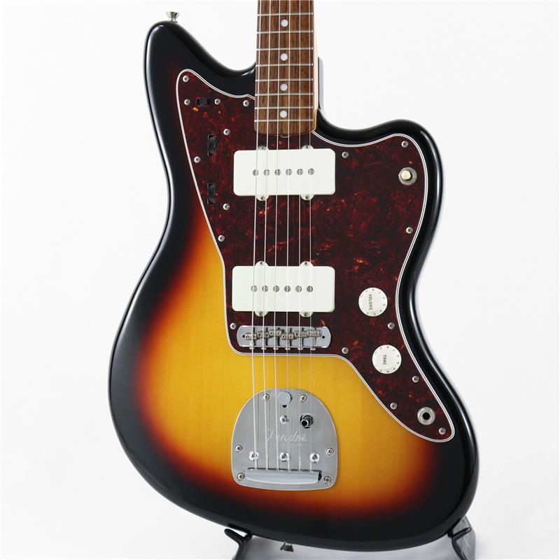 楽器種別：ユーズドFender Made in Japan/Traditional Jazzmaster 商品一覧＞＞Fender Made in Japan/ユーズド 商品一覧＞＞エレキギター【90，000円〜170，000円】 商品一覧＞＞JMタイプ/Fender Made in Japan 商品一覧＞＞当店のギターは、出荷前に専門スタッフが検品・調整しているので安心です！Fender Made in Japan USED 中古 Traditional II 60s Jazzmaster(3-Tone Sunburst)[SN.JD22013787]フェンダー商品説明Fender Made in Japan Traditional II 60s Jazzmasterの中古品が入荷です！王道を征く人気カラー3-Color Sunburstの一本！フェンダーの伝統的な楽器製作の美学と日本の洗練されたクラフトマンシップを融合することで導き出されたMade in Japan Traditionalシリーズ。フェンダーの正統なDNAが確かなMade in Japanクオリティで蘇ります。本機はグロスフィニッシュのバスウッドボディを採用し21本のヴィンテージスタイルフレットを装備した9.5インチラジアスのUシェイプ・メイプルネックがTraditionalシリーズならではのクラシカルな演奏性を提供します。フローティング・トレモロ・テイルピース付きの6サドル式ヴィンテージスタイルブリッジ、そしてTraditionalシリーズのために選定されたオリジナルピックアップはリアルで音楽的なヴィンテージトーンを奏でます。細めに設計されたナット幅は日本のプレイヤ ーにも弾きやすい仕様となっています。堅実なギタークラフトマンシップと、プレイヤーのニーズに柔軟に対応する答えが、本シリーズに反映されています。3.08kgと比較的軽量な個体！この機会に是非ご検討ください！＊状態といたしましてフレットも部分的なへこみ等は見られず約8割残、トラスロッドの余裕も十分に確認しております。電気系統も良好となっており、ネックのナット裏付近に軽微な浅い打痕、少々の浅い擦り傷と金属パーツのくすみ程度の全体的には比較的使用感の少ない個体となっております。＊特に目立つ大きな傷等に関しましては写真をご参考ください。2022年製付属品純正ソフトケース、アームバー、調整用レンチ※リユース店舗の取り扱い商品は中古の1点限りのご用意となります為、誠に勝手ながらご注文のお客様優先でのご案内とさせて頂きます。お問い合わせやお取置きのご依頼の際は予めその旨ご了承下さいますようお願い致します。イケベ楽器店Website以外の商品ページをご覧のお客様は、「取扱店舗の商品ページを見る」または「楽器店の購入ページへ」よりご注文下さい。商品詳細商品スペックBody:BasswoodNeck:MapleNeco Shape:UShapeFingerboard:RosewoodPickups:Vintage-Style Single-Coil Jazzmaster(R) Controls:Lead Circuit Controls (Slide Switch Down): Volume (Neck)， Volume (Bridge)， Master Tone; Rhythm Circuit Controls (Slide Switch Up): Two Thumbwheel Controls for Neck Pickup Volume and Tone Weight≒3.08kgイケベカテゴリ_エレキギター_JMタイプ_Fender Made in Japan_Traditional Jazzmaster_ユーズド SW_Fender Made in Japan_ユーズド JAN:2500010852883 登録日:2026/03/07 エレキギター フェンダー ふぇんだー フェンダージャパン フェンジャパ フェンダーJ ジャズマスター ジャズマス