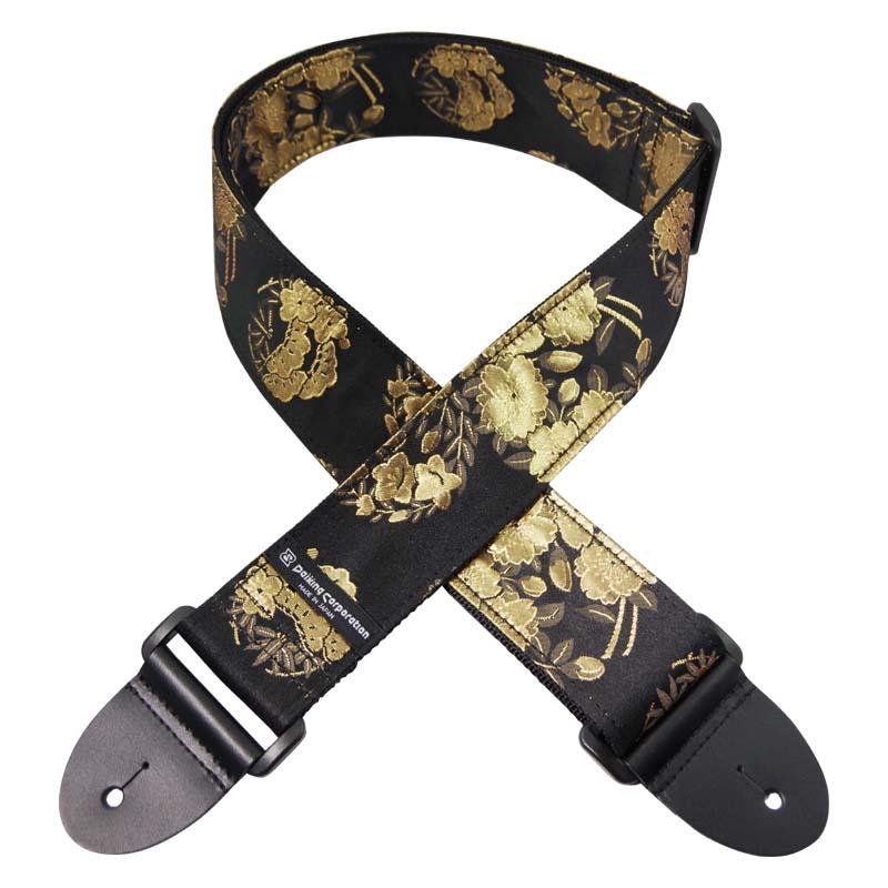 楽器種別：新品Daiking Corporation/新品 商品一覧＞＞楽器アクセサリ【〜10，000円】 商品一覧＞＞ギターストラップ/Daiking Corporation 商品一覧＞＞品揃え豊富な当店なら弦、パーツ、ケーブルなどのアクセサリーがまとめて揃います！Daiking Corporation 西陣織りギターストラップ DGS-NKH60 金花丸商品説明京都で生産される本物の西陣織りの生地を使用したギターストラップ風格が漂う華やかさの中の繊細な美しさ。加えて色落ちしにくく、耐久性の高いのも西陣織りならではです。艶やかな輝きはステージ映え必至。■幅：5cm■長さ：約80〜138cm※裁断により1本1本柄の配置は若干異なります。また、お選びいただくことはできかねます。誠に恐れ入りますがあらかじめご了承くださいませ。※画像は使用イメージです。楽器本体は付属いたしません。イケベカテゴリ_楽器アクセサリ_ギターストラップ_Daiking Corporation_新品 SW_Daiking Corporation_新品 JAN:4571694380557 登録日:2025/06/07 ストラップ ギターストラップ ダイキング ダイキン