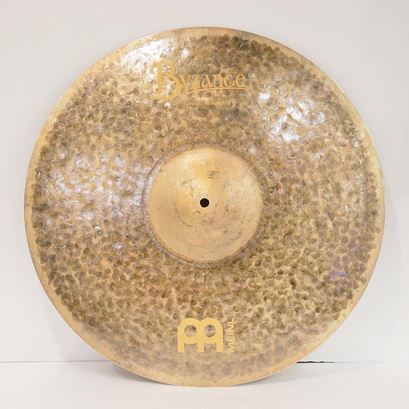 楽器種別：アウトレットMEINL/Byzance Extra Dry 商品一覧＞＞MEINL/アウトレット 商品一覧＞＞ドラム【45，000円〜90，000円】 商品一覧＞＞シンバル/ライドシンバル/MEINL 商品一覧＞＞安心してお買い物頂けるよう、スネアもシンバルも丁寧梱包でお届けします！MEINL B20EDMR [Byzance Extra Dry Medium Ride 20'']【在庫処分特価品】商品説明※店頭にて展示、試打を解禁しております為、打痕や指紋汚れ等がございます。●Byzance Extra Dry Series（バイザンス・エクストラ・ドライ・シリーズ）＜・B20ブロンズ合金製・ハンドハンマー加工による優れたサウンド・ナチュラルな外観と極めてドライなサウンド ＞Extra Dryシリーズのシンバルには大きなハンマー痕が見られます。それが未加工のナチュラルなフィニッシュと相まって極めてダークなサウンドと短いサスティンを可能にしています。低音優勢で深遠な音質を持ちます。Ride：究極にドライで明瞭なスティック音と特長的な短いサスティンを持つ、究極の音楽的なシンバル。レイジングされていない表面加工と大きめのハンマリングを打ち込むことにより、低音域を保持しつつ、ドライでウォームなサウンドを演出しています。サイズ：20インチイケベカテゴリ_ドラム_シンバル_ライドシンバル_MEINL_Byzance Extra Dry_アウトレット SW_MEINL_アウトレット JAN:0840553005196 登録日:2026/08/01 シンバル マイネル ビザンス