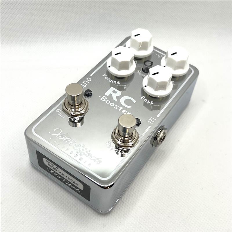 楽器種別：アウトレットXotic/アウトレット 商品一覧＞＞エフェクター【15，000円〜35，000円】 商品一覧＞＞ギター用エフェクター/歪み系/ブースター/Xotic 商品一覧＞＞安心してお買い物頂けるよう、コンパクトもマルチも丁寧梱包でお届けします！Xotic 【箱無し特価】　RCB-V2 （アールシービー ブースター エキゾティック）商品説明1台限りの特価商品！この機会をお見逃しなく！※本体のみのお届けとなります。通常の新品同様、1年間のメーカー保証が付帯します。Xotic Pedalの中でも永きに渡って多くのプレイヤーに愛されてきた、RC Boosterがこの度RCB-V2とリニューアルされます！2015年に限定発売された、スコットヘンダーソンモデルを元にリニューアルされました。原音に忠実な+20dBクリー ンブースト、+/-15dBの2バントEQに加え、2 つのゲインセッティングが、フットスイッチで切り替え可能です。よりフラットなレスホンス と豊かな倍音でバッファーとしても使用できます。Dimensions (W/D/H): 4.39 x 2.38 x 1.98 (112mm X 60mm X 50mm)Weight: 0.6 lbs. (280g)True Bypass SwitchingPower Consumption: 9VDC/6mA or 18V/6mABattery Type: 9VDC (006P) x 1AC Adapter (Optional): 9VDC， Negative Tips (Regulated recommended)Input Impedance: 500k ohm (min)Output Impedance: 10k ohmイケベカテゴリ_エフェクター_ギター用エフェクター_歪み系_ブースター_Xotic_アウトレット SW_Xotic_アウトレット JAN:4582322850960 登録日:2026/04/12 エフェクター コンパクトエフェクター ストンプボックス エキゾチック