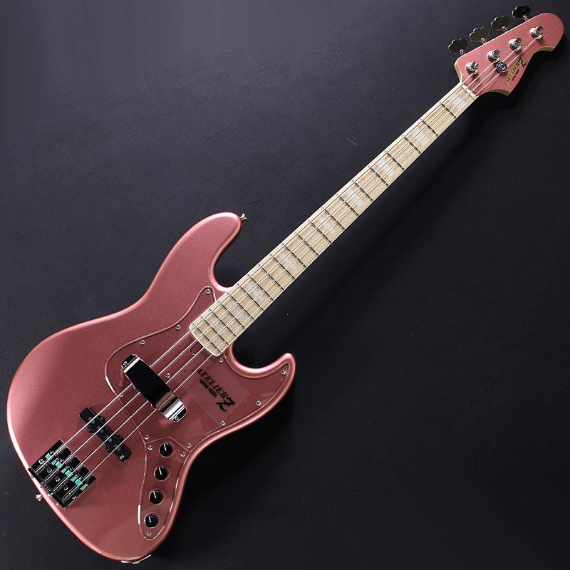 楽器種別：新品ATELIER Z/M Models 商品一覧＞＞ATELIER Z/新品 商品一覧＞＞ベース【255，000円〜485，000円】 商品一覧＞＞エレキベース/JBタイプ/ATELIER Z 商品一覧＞＞当店のベースは、出荷前に専門スタッフが検品・調整しているので安心です！ATELIER Z M#245 Custom (BGM/M/MH) 【 × IKEBEオリジナルポーチプレゼント】商品説明【Atelier Z × IKEBEオリジナルポーチプレゼント】Atelier Z × IKEBE コラボレーションによるオリジナルポーチ（非売品）をプレゼント！ギグバッグのポケットに収納可能で、散らかりやすいレンチ等メンテグッズの収納に便利です！イケベでAtelier Zベース本体をご購入の方だけがゲットできるレアアイテム、この機会に「憧れのAtelier Z」をお探しください！対象商品：税込み30万円以上のATELIER Zベース本体購入でプレゼント※数量限定プレゼント品のため、無くなり次第終了となりますので予めご了承ください。※アウトレット品、セール品、リユース品/中古品、受注生産品など、一部商品は対象外の場合も御座います。----------------------------------------フラッグシップかつ超定番モデル、M#245のカラーオーダーモデル。プロ/アマ問わず、また多岐に渡るジャンルのプレイヤーからも多くの支持を受ける国産老舗ブランド、ATELIER Z。当モデルは良質国産アクティブJBモデルとして幅広く知られる同社看板モデルM#245です。また、青木智仁氏の意向を基に製作されたバックボーンも持ち合わせる、ミュージシャン御用達モデルとしても好評を得ています。70年代のJBタイプを基調としながらも、楽器転倒防止に配慮したオリジナルデザインのボディシェイプや程よいバズが心地よい独自のローアクションセッティング「Z Tuning System」のインストール、Bartolini XTCTによる迫力溢れるアクティブサウンド（キャビティ内にはミッドカット・コントロールも備えます)、当ブランドを特長付ける質量豊富なオリジナル・ブリッジ搭載、十八番とも呼べるスラップ時のサムピング＆プルをスムーズにコントロールする厚みのあるクリアガード＆ピックアップ・フェンス仕様等、ベーシスト視点の拘りが詰まるスペック/デザインが随所に盛り込まれています。また、本機は最新仕様のマスタートーン増設デザインにて製作されており、パッシブ使用時も細かいニュアンス付けを可能にします。アッシュボディによるダイナミクスたっぷりでパワフルな低音、心地良く引き締まる音像、コートされた1ピース・メイプルネックによるスピード感を備えたアタックレスポンスを持ち合わせています。70's JBベースが持ち合わせる、ダイナミクス溢れるクリアなサウンドをしなやかなタッチにて出力する、まさにプレイヤーズ・ギアとも呼べる仕上がりが本機でもご堪能いただけるでしょう。また、フルサイズボディが生み出す芳醇なバイブレーション、グラファイトサポート等を仕込まない昔ながらのネック製法によるオープンな響きがもたらす、心地よいイナタさも当モデルの魅力、決め手となっています。本機は当店よりオファーし、バーガンディミストのマッチングヘッド仕様にてオーダー。シンプルながらも、メタリックカラーが由来する精悍さが際立つ1本へと仕上がっています。本機は従来の[2Volume]仕様から、よりスムーズなコントロールが可能な[Master Volume、Balancer]に仕様変更し、それに伴いコントロールが「Master Volume/Master Tone (Stack)，Balancer，Treble，Bass (Pull/Passive)」となりました。一聴してそれと分かる個性豊かなサウンドは勿論、製品品質コントロールもしっかりと管理されている当工房ベースならではの安心感も多くのベーシストを虜にする理由の一つ。ステージやレコーディングでも存在感を放つ、本格派モデルをこの機会に是非、手にしてみては。Weight: ≒4.37kgS/N: #042315商品詳細【Specifications】[Neck]Scale: 34inch(864mm)Neck Material: Maple 1Pc.Fingerboard Material: MapleFingerboard Radius: 240RFret Size: W2.9mm/H1.2mmFrets: 20 FretsNut Material: BoneNut Width: 38.5mmFinish: Fingerboard&Head top/Gloss， Neck Back/Mat[Body]Body Material: Ash 2Pc.Body Shape: JB M Type (Original J Body)Body Finish: Gross[Hardware]Tuningkey: GOTOH GB528Bridge: ATELIER Z BB419Finish: ChromePickguard: Acrylic Clear 3mmControl panel: Acrylic Clear 3mmPickup Fence: ATELIER Z ZPF-4500Control Knobs: ATELIER Z ZAK-1500Neck Plate: ATELIER Z 4 Point PlateStrings: ATELIER Z Stainless Steel Strings SPS-3300 (.45 .65 .85 .105)[Electronics]Pickups: ATELIER Z JBZ-4Preamp: Bartolini XTCT+Spectrum BoostControls: M'Vol.，M.Tone， Balancer， Treble Boost， Bass Boost/sw (Active ON/OFF)※Middle cut includedColor: BGM MH(Burgandy Mist-Matching headstock)ギグケース付属イケベカテゴリ_ベース_エレキベース_JBタイプ_ATELIER Z_M Models_新品 SW_ATELIER Z_新品 JAN:4562211297274 登録日:2026/06/20 エレキベース アトリエ アトリエZ アトリエゼット