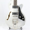 楽器種別：新品エレキギター/Duesenberg 商品一覧＞＞エレキギター【235，000円〜440，000円】 商品一覧＞＞当店のギターは、出荷前に専門スタッフが検品・調整しているので安心です！Duesenberg DTV-SS Starplayer TV (Silver Sparkle)商品説明ドイツの名門ブランド デューセンバーグのフラッグシップ・モデル「Starplayer TV」！椎名林檎で有名なデューセンバーグにおけるフラッグシップ・モデルとも言えるアーチトップセミアコのスタープレイヤーTVです。小ぶりなボディーで弾き易く、セミアコ特有の鳴りも楽しめる上に、フロントピックアップにはP-90タイプのシングルコイルを搭載していますので、見た目以上にサウンドバリエーションも広く、幅広いジャンルに活躍できます。※画像はサンプルです。製品の特性上、杢目や色合いは1本ごとで異なります。あらかじめご了承下さい。商品詳細Body:Laminated Spruce Top / Flamed Maple Back，SidesNeck: 1-piece MapleFingerboard: RosewoodPickup: Neck: Duesenberg Domino P-90Pickup: Bridge: Duesenberg Grand Vintage HumbuckerControl: Master Volume，Master Tone and 3way P.U. Selector SwitchBridge: Duesenberg steel saddle bridgeTremolo: Duesenberg Deluxe Tremolaハードケース付きイケベカテゴリ_ギター_エレキギター_Duesenberg_新品 JAN:0737713502803 登録日:2024/04/17 エレキギター デューセンバーグ デューセン