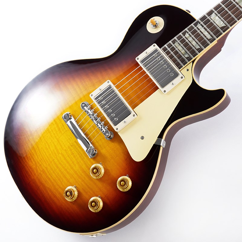 楽器種別：アウトレットエレキギター/Gibson 商品一覧＞＞エレキギター/Gibson/Custom Shop 商品一覧＞＞エレキギター【520，000円〜980，000円】 商品一覧＞＞当店のギターは、出荷前に専門スタッフが検品・調整しているので安心です！Gibson 1959 Les Paul Standard Reissue Gloss (Bourbon Burst) SN.933168 【チョイキズ特価】商品説明2022年にNashville Custom Shop Factoryでハンドセレクトしたトップ材を使用した1本が入荷！セレクト材ならではのリッチな表情とカタログ外のGloss Bourbon Burstフィニッシュの美しいコンビネーションをぜひご堪能下さい！！こちらの一本は、6弦側ナット横に塗装チップがございます為、特価でのご案内となります。長きに亘り培われた高い製作技術と飽くなき探究心、厳選されたマテリアルにより至高のエレキギター・ベースを製作するために1993年に立ち上げられたGibson Custom Shop。現在もなお昔ながらのハンドクラフト製法と、徹底的に追求したヴィンテージの知識から製作されたカスタムショップ・ラインナップは、他所の追従を許さないほどの見事な作りとなり、プレイヤーの内に秘めるインスピレーションを際限なく沸き立たせてくれる最高の愛機となるでしょう。究極のリイシューモデルとして2015年に登場したTrue Historicスペックを大部分で踏襲した2018年仕様をベーシックに、細部に亘りさらなる拘りを持ってリファインされた最先端のカスタムショップ製Les Paul Standard。まさに「顔」とも呼ぶべきヘッドの「Les Paul MODEL」シルクスクリーンの色合いの見直しの他、Gibsonロゴデザインもよりオリジナルに近い、エッジ感のあるデザインに変更。インレイは指板ポジションマークも含め、着色によるものではなく元々色合いの濃いセルロース素材を使用することで一層雰囲気を高めています。1959 Les Paulならではの光の当たり方や角度で変化するボディの杢目と色合いはギブソンのゴールデンエラに作られたオールド独特のルックスとプレイフィールを再現しています。昨今の1959モデルというとMurphy Labによるエイジング加工が定番となっておりますが当モデルはGloss塗装となっており艶のあるグロス仕上げとなっております。金属パーツもサビやくすみを再現しておらずウェザーチェックやエイジング加工がお好みでない方には見逃せないオススメの一本となります。ネックシェイプは「Authentic ? Medium C-Shape」を採用しており太すぎず細すぎず、現代的なプレイスタイルにも対応できる仕上がりとなっております。ピックアップは近年の定番モデルとなっているCustombucker Alnico IIIを継続して採用。キレのよいバイト感と個体がもたらす豊かなトーンバランスは本機でしか味わえない絶品サウンドをご体感頂けることでしょう。新たに搭載されたバンブルビータイプのペーパーオイルコンデンサーやヴィンテージカーブを追及した500KのCTSポットを装備。通常仕様の500kΩポットに比べてボリュームを絞っても極端に高域が削られず、手元の操作でクリーンサウンドからドライブサウンドまでを自在に操ることができます。10〜6のメモリまでは歪みが維持され、6〜1にかけて滑らかにダウンしていくので、ボリュームコントロールの長さによって表情豊かなプレイを可能にしています。細部にまでヴィンテージに拘りを持ったGibsonが送る最新スペックは、あなたのギターライフをより豊かにしてくれること間違い御座いません！！是非お手にとってご体感ください！！Weight≒3.99kgカスタムショップ・ブラウン・ハードケース、認定書他付属商品詳細Body: Hand Selected 2-Piece Figured Maple Top & 1-Piece Lightweight MahoganyNeck: Mahogany w/Long TennonProfile: Authentic ’59 Medium C-ShapeFingerboard: Indian RosewoodFrets: Historic Medium-JumboNut: NylonHardware: Nickel GlossBridge: No-Wire ABR-1 & Lightweight Aluminum TailpieceMachinehead: Kluson ReissuePickups: Custombucker Alnico III (Unpotted)Control: 2Volume-2Tone-3way Toggle SWイケベカテゴリ_ギター_エレキギター_Gibson_Custom Shop_アウトレット JAN:4570155998911 登録日:2024/01/09 エレキギター ギブソン カスタムショップ