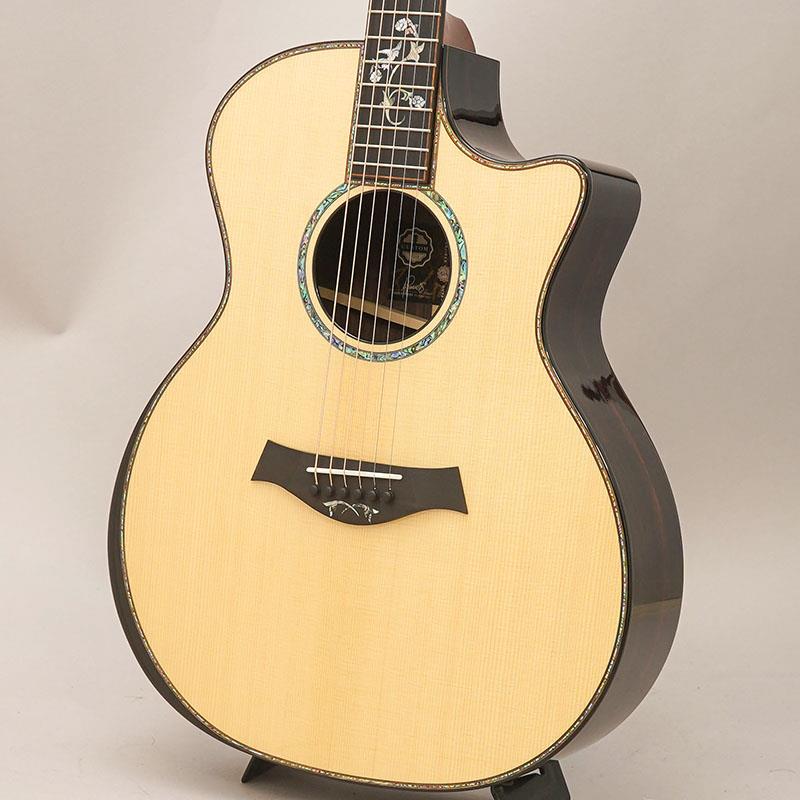 楽器種別：新品TAYLOR/新品 商品一覧＞＞アコースティック・エレアコギター【755，000円〜1，410，000円】 商品一覧＞＞アコースティックギター/TAYLOR 商品一覧＞＞アコギ買うなら、当店で！出荷前の検品・調整はもちろん、丁寧梱包でお届けします！TAYLOR CTM 914c Next Generation -Engelmann Spruce/Indian Rosewood (Andy Powers Select Wood)- テイラー商品説明華やかなCindyインレイを施した最高位モデル「914」...テイラーCEOとともに選定した極上マテリアルで贈る、特別なカスタムモデル！！2026年1月、ハートマンギターズ・チーフの秋田が米国カリフォルニア州エルカホンのテイラー・ファクトリーを訪問。同社のマスター・デザイナー兼CEOであり、現代のギタービルディングを牽引するアンディ・パワーズ氏とともに、極上の木材選定を行いオーダーを敢行した特別なカスタムモデルが完成いたしました。ベースとなったのは、レギュラーラインナップの最高位モデルである「914」で、ブランドの新たな指標として高い評価を獲得している「Next Generation」仕様となります。900シリーズはルックスの豪華さだけでなく、ハイグレードの材料と3.5ミル（約0.09mm）の極薄フィニッシュを採用することで、細部に至るまでこだわりをもって設計される最高位と呼ぶに相応しいラインナップです。今回のオーダーにおいて、弊社秋田がアンディ・パワーズ氏に伝えたテーマは「フィンガーピッカーに向けた至高の1本を作りたい」というもの。そのリクエストに応え、CEO自らが確かな審美眼で選び抜いた「Andy Powers Select Wood」が贅沢に使用されています。トップ材には柔らかくしなやかな特性を持つ「イングルマン・スプルース（Engelmann Spruce）」を採用。一般的なシトカ・スプルースよりも柔らかく華やかなトーンが特徴ですが、パワーズ氏が選定したマテリアルは、軽やかさの中にも芯の通ったミッド感と遠達性のあるボリュームを備えています。サイド＆バック材には、900シリーズ以上にのみ使用される最高級グレードの「インディアン・ローズウッド（Indian Rosewood）」を採用。濃い黒と褐色が入り混じった美しいルックスと、高い密度感を兼ね備えた最高の材をセレクトしています。パワーズ氏の深い木材知見と確かな選定技術により、力強さと繊細さが両立した、フィンガースタイルにおける最上級の華やかさを持ったサウンドへと昇華しています。サウンドの核となるブレーシングには、テイラーが誇る革新的な「V-Classブレーシング」のスキャロップド仕様を採用。フィンガースタイルでの軽いタッチにも鋭く反応する抜群のレスポンスを備え、とりわけ1〜2弦の中音域が非常にふくよかで太く、艶やかに抜けてくる極上のトーンを実現しました。一音一音に確かな存在感があり、プレイヤーの細やかなニュアンスを余すことなく表現します。ネックジョイントには、「Next Generation」の象徴とも言える最新システム「Action Control Neck（アクションコントロールネック）」を採用。ロングテノン構造によりネックとボディの結合がより深くなり、生鳴りの温かみやサステイン、レスポンスが向上。さらに弦を張ったままの状態で最適な弦高への微調整を可能にし、圧倒的な演奏性を獲得しています。そして本器は、ピックアップを敢えて搭載しない「アコースティック仕様（ピックアップレス）」を採用。プリアンプや内部配線によるボディ振動への影響を排除したことで、アンディ氏が厳選したウッドマテリアルのポテンシャルを100%引き出したピュアな生鳴りを実現しました。ギター全体がストレスなく共鳴する豊かなバイブレーションをお楽しみいただけます。純粋なアコースティックサウンドを追求したい方はもちろん、将来的にご自身の好みに合わせたピックアップをセレクトしたい方にも最適です。デザイン面では、指板・ヘッド・ブリッジそれぞれに、創業者ボブ・テイラーの妻シンディがデザインした「Cindy Inlay」を採用。900シリーズならではの豪華でありながら気品あふれる佇まいが大変美しく、サウンド・ルックスともに息をのむような素晴らしい仕上がりとなっています。カタログモデルやレギュラーラインナップでは決して味わうことのできない、現地選定ならではの深いストーリーと極上のサウンドが詰まったプレミアムな一本。ステージやレコーディングはもちろん、日々のプライベートな演奏まで、あらゆるシーンでプレイヤーのインスピレーションを刺激し、表現力を最大限に引き出してくれることでしょう。特別なテイラーを手にしたい方に、ハートマンギターズが自信を持ってお届けする至高の逸品です。ぜひその素晴らしい仕上がりをご体感ください。商品詳細Body: Grand AuditoriumTop: Engelmann Spruce (Selected by Andy Powers)Back & Side: Indian Rosewood (Selected by Andy Powers)Bracing: Scalloped V-Class BracingNeck: Neo-Tropical MahoganyFretboard: EbonyHeadstock Overlay: EbonyScale: 25 1/2（約648mm）Neck Width: 1-3/4（約44.5mm）Neck Profile: Standard CarveBody Finish: GlossNeck Finish: SatinBinding: 900 Series Appointment Suite (Ebony Binding， Koa/Paua/Black)Rosette: Standard (abalone single ring， bound sound hole)Fretboard Inlays: Cindy w/peghead & bridge inlay (abalone / mother-of-pearl)Nut / Saddle: Black Tusq nut/white Micarta saddleBridge Pins: EbonyPick Guard: NoneTuners: Gotoh 510 Antique ChromeElectronics: NoneBrown Taylor Deluxe Hard Shell Case 付属イケベカテゴリ_アコースティック・エレアコギター_アコースティックギター_TAYLOR_新品 SW_TAYLOR_新品 JAN:0887766149422 登録日:2026/08/29 アコースティックギター アコギ テイラー テーラー