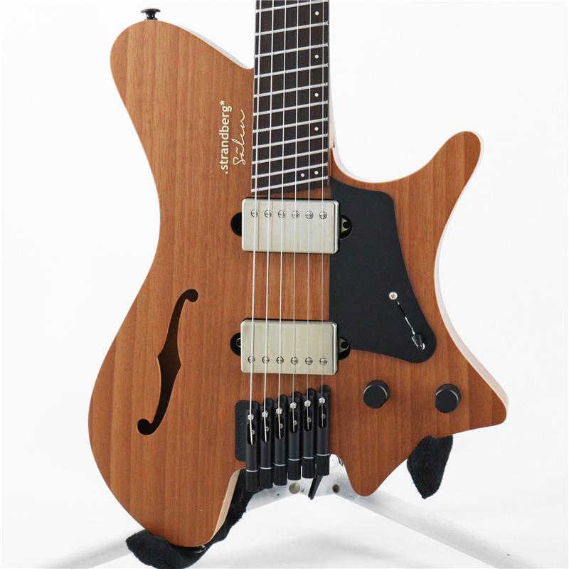 楽器種別：ユーズドStrandberg/Salen 商品一覧＞＞Strandberg/ユーズド 商品一覧＞＞エレキギター【165，000円〜315，000円】 商品一覧＞＞ヘッドレスタイプ/Strandberg 商品一覧＞＞当店のギターは、出荷前に専門スタッフが検品・調整しているので安心です！Strandberg USED 中古 Salen Jazz NX6(Natural)[SN.C2303272]ストランドバーグ商品説明不朽の名作ソリッドボディに捧げる.strandberg*のオマージュ「Salen NXシリーズ」。Salenは、オリジナルBodenデザインのほとんどの機能を取り入れ、約70年にわたり強固な地位を築いてきたクラシックソリッドボディデザインに紛れもないティップオブキャップを施し、Bodenラインに成功したNXアップデートを搭載した新しいモダンクラシックとなりました。レトロクラシックと最先端のイノベーションを見事に融合させたSalenは、親しみやすさと同時に臆することのない先進性を備えています。クラシックなトーンウッドと構造技術に、モダンなデザインと先鋭的な機能が融合し、シームレスな全体像に仕上がっています。Salen NXが生まれたきっかけは、現在も続く音楽革命の火付け役となり、そのインスピレーションをルックス、機能性、人間工学、サウンド、演奏性の面で新たなレベルに引き上げることを追求しました。軽量なヘッドレス・デザイン、マルチスケール・ファンネル・フレット、特許取得のEndurNeck、航空宇宙グレードのハードウェアを採用し、クラシック・ロックからポップ、カントリー、ジャズまで、ギター主導の音楽の輝かしい時代を思い起こさせる外観とサウンドで、.strandbergが持つ全ての特徴を兼ね備えています。ソリッド・メイプル・トップとマホガニー単板のチャンバード・マホガニー・ボディ、ローズウッド指板のマホガニー・ネック、Fホール、そして新しい.strandberg* MF Classicハムバッカー1組を備え、視覚的にもサウンド的にも全く新しい方向性を示しています。Salen NX Jazzは、クリーン、ローからミディアムゲインサウンドまで幅広く対応し、ハイゲインではロックンロールマシンのような咆哮を響かせます。ピッキングのアタックやタッチに素早く反応するSalen NX Jazzは、クラシックからモダンまで幅広いエレクトリックギターサウンドをカバーし、様々なプレイスタイルや音楽ジャンルに対応します。Mahoganyボディとネック、そしてデュアル・ハムバッカー・コンフィギュレーションからしか得られないクラシックなサウンドが特徴的な、私たちがこれまでに開発したギターの中で最も汎用性の高いギターの1つです。Salen Jazzは、中音域を強調した太く、暖かく、豊かなトーンを生み出すと同時に、すべてのギターが持つ明瞭さ、鮮明さ、反応性、アーティキュレーションを維持することに成功しました。Classicハムバッカーは、クリーンやローからミディアムゲインのサウンドに最適ですが、70年代のハードロックや80年代のメタルサウンドにも十分なキックを提供します。クリーンなジャズやルーツミュージックから、土臭いブルースやハードロックサウンドまで、幅広い音楽性を持つ、シリアスでオープンマインドなプレイヤーのためのモデルです。ナチュラルとトランスバーガンディのルックスは、マホガニーとローズウッドの美しさを際立たせ、エレクトリックギターとアコースティックギターの両方で使用されている最高のトーンウッドを使用しています。このギターは、ピックアップの音ではなく、木材の音色の良さを実感したいプレイヤーのためのギターです。MF Classicハムバッカーは、本物の59年製PAFをベースに、よりキック、クラリティ、ハーモニクスを高め、様々なアンプシステムに自然なサウンド・キャラクターを忠実に伝えることができます。Salen Jazzは、プロの演奏家にも、音色を楽しむ趣味の人にも、限りなく音楽を楽しむための柔軟性と感動的な音色を提供します。メンテナンスをより楽なものとする頑丈なハードウェア、さらなる快適性をもたらす新しいネックジョイントのヒール形状とアームコンター加工、楽器のサウンドをより良いものとする持続可能性に基づいた新たなトーンウッド、そしてアイコニックなSalenデザインの全体的なルックスを向上させる幾つかの外装の調整は、シームレスに統合されSalenシリーズの大きなアップデートとなりました。このSalen NXシリーズはまさに次世代のSalenモデルであり、さらなるレベルのパフォーマンスと演奏体験を生み出すのです。＊状態といたしましてフレットも部分的なへこみ等は見られず約8割以上残、トラスロッドの余裕も十分に確認しております。電気系統も良好となっており、ピックガードの浅い擦り傷、ネック裏の塗装にやや光沢が出ており、全体的に軽微な打痕や浅い擦り傷が見られ、ボディバックに2カ所ピックアップマウントビスが突き抜けた跡が見られます。＊特に目立つ大きな傷等に関しましては写真をご参考ください。＊PUセレクタースイッチが交換されており、オリジナルとは異なるピックアップの配線となっております。付属品オリジナルギグバッグ、NX Multitool and Allen Key Kit商品詳細商品スペックGENERALBolt-On Construction with new sculpted neck joint heelChambered Mahogany Body with Torso CarveSolid Maple Top with Mahogany veneerAvailable Finish: Natural or Trans Burgundy satin finishApproximate Weight: 2.3kg / 5 lbsManufactured in IndonesiaNECK & FRETSMahogany neck， Carbon Fiber reinforcedEndurNeck(TM) ProfileRosewood Fretboard20 Fretboard Radius24 FretsJescar 51100 Stainless Steel Fretwire (57110 for zero fret)SONIC PROFILEH-H Pickup ConfigurationNeck: .strandberg* Classic NeckBridge: .strandberg* Classic Bridge5-Way Pickup Selector1.Bridge Series Humbucking2.Bridge Partial Split3.Neck Humbucking + Bridge Humbucking in parallel4.Neck Partial Split5.Neck Series HumbuckingMaster Volume + Master ToneWeight≒2.16kgイケベカテゴリ_エレキギター_ヘッドレスタイプ_Strandberg_Salen_ユーズド SW_Strandberg_ユーズド JAN:2500010844925 登録日:2026/02/11 エレキギター ストランドバーグ ヘッドレス セイレン