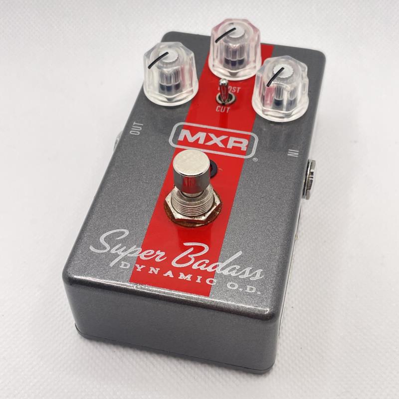 楽器種別：ユーズドMXR/ユーズド 商品一覧＞＞エフェクター【5，000円〜20，000円】 商品一覧＞＞ギター用エフェクター/歪み系/オーバードライブ/MXR 商品一覧＞＞安心してお買い物頂けるよう、コンパクトもマルチも丁寧梱包でお届けします！MXR USED 中古 Super Badass Dynamic O.D.商品説明MXR Super Badassシリーズに新たに加わったSuper Badass Dynamic O.D.は、ギターサウンドの原音を損なわずに音の輪郭を強調するオーバードライブペダルです。真空管の特性に近いといわれるMOSFETをクリッピングに使用。クリーンブーストから、ビンテージアンプを彷彿させるオーバードライブまで、幅広い音作りが可能です。コントロールはOUTPUT、TONE、GAINの3つのノブに加え、BOOST/CUTスイッチによって中域を加えての全体のレベルをアップまたは、全体のレベルのカットが可能。リード時に立体感を保ったまま音量をアップしたり、ボリュームや演奏の強弱に反応する分離の良いサウンドを得ることができます。ペダル単体での使用から真空管アンプのキャラクターを活かしたブーストまで、レーシングカーをイメージした筐体デザインも相まって、あなたのギターサウンドを加速させます。・ギターサウンドのダイナミクスを保ちつつバイト感を追加・MOSFETをクリッピングに使用し、スムーズで唸るようなオーバードライブ・クリーンブーストからビンテージアンプを彷彿させるオーバードライブサウンドまで幅広く対応・BOOST/CUTスイッチによってミッドレンジのブーストが可能・真空管アンプのゲインをプッシュするのにも最適商品詳細コンディション：使用に問題なし要了承箇所：なし付属品：なし保証：保証なし現状販売イケベカテゴリ_エフェクター_ギター用エフェクター_歪み系_オーバードライブ_MXR_ユーズド SW_MXR_ユーズド JAN:2500070868107 登録日:2026/04/12 エフェクター コンパクトエフェクター ストンプボックス
