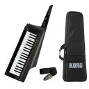 楽器種別：新品シンセサイザー/KORG 商品一覧＞＞シンセサイザー【45，000円〜90，000円】 商品一覧＞＞鍵盤楽器買うなら、当店で！専門スタッフが迅速丁寧に対応します！KORG RK-100S 2 BK(ブラック)(KEYTAR)商品説明★さらに美しく。コルグの誇るキーターが待望の復活。登場以来、誰もが手に取ってみたくなる存在感で高い人気を得たRK-100S。惜しまれながらも生産終了となったその名機が、待望の再登場です。オリジナルRK-100から引き継がれる木製ボディはそのままに、美しい木目が際立つ上質なシースルー仕上げを新たに採用。ソロ演奏に最適な音色プログラムも多数強化し、すべてのミュージシャン／パフォーマーをよりアグレッシブなステージングへと誘います。RK-100Sの新しい伝説が、いま再び。◎木目が美しく映えるクリア・フィニッシュ。◎ソロで存在感を発揮する新搭載プログラム。◎弾きやすさを実現した37鍵スリム鍵盤。◎パフォーマンスの可能性を広げる2つのリボン・コントローラー。◎長時間対応の電池駆動。◎ステージングにアクセントを加えるボコーダー機能。◎マスター・キーボードとしても活躍。◎ソフト・ケースなど充実の付属品。●木目が美しく映えるクリア・フィニッシュ。RKシリーズ最大の魅力は、鍵盤楽器の枠に留まらない美しいボディ・シェイプにあります。ギターを強く意識した木製ボディと、力強さの中に柔らかさを取り入れたデザインが、時代を超えても変わらないカッコ良さを形作ってきました。RK-100S 2ではそのこだわりをさらに押し進め、木製ならではの木目が映えるクリア塗装を採用。1台ずつ異なる木目（※）が見えることで、これまで以上の高級感と味わいを演出します。電子楽器でありながら自分だけの特別な存在として、所有する喜びを与え愛情を注ぎ込んで頂けるよう、1台1台丹念な仕上げを施しています。※本機のボディは天然木を使用しているため、木目や節の出方に個体差があります。あらかじめご了承願います。●ソロで存在感を発揮する新搭載プログラム。リニューアルしたRK-100S 2では、内蔵プログラムを大きく刷新。リード・シンセをはじめ、ミュージシャンにとっての華となるソロ音色を中心に強化しました。また昨今の音楽シーンで多用される最新の音色も追加し、200もの即戦力プリセットでオール・ジャンルをカバー。このコンパクトなボディから放たれるサウンドは最高にパワフルです。これらのサウンドは、トップ・パネルのフェイバリット・ボタンからライブ中に即アクセス可能。豊富なパターンを備えたアルペジエーターも搭載しています。●弾きやすさを実現した37鍵スリム鍵盤。誰の手にも馴染む、主張しすぎないルックスと鍵盤。RK-100Sは定評ある37鍵スリム鍵盤を採用。全体のサイズをコンパクトにまとめて軽量化を実現しつつ、一方でミニ鍵盤でも決して妥協せず「弾ける」ことに注力しました。●パフォーマンスの可能性を広げる2つのリボン・コントローラー。RK-100Sはアクティブな演奏スタイルをとことん追求。ダイナミックにサウンドを変化させる2つのリボン・コントローラーを搭載しました。ネック部分に搭載したショート・リボンでは、キーボード演奏に欠かせないピッチベンドとモジュレーションを。また鍵盤部分に搭載したロング・リボンではピッチやフィルターのコントロールに対応。持続音の大胆かつ滑らかなスイープを可能にします。さらにリボンに触れただけで発音するスケール演奏にも対応し、通常の鍵盤演奏では不可能なトリッキーなプレイも思いのままです。●長時間対応の電池駆動。RK-100Sは単3形乾電池×6本での電池駆動に対応しています。本体にヘッドホンをつなぐか、あるいはケーブルでアンプに接続するだけで、ギターのようにすぐさま演奏開始。最大8時間もの連続使用が可能なので、ステージ演奏時でも電源ケーブルに煩わされることなくパフォーマンスに集中できます。またもちろん、別売のACアダプターを使用することも可能です。●ステージングにアクセントを加えるボコーダー機能。マイク入力にも対応したモノラル・ミニ入力端子を装備。ヘッドセット・マイクを接続して本格的なボコーダー・プレイが可能です。また外部ソース入力としてスマートフォンなどをつなげば、楽曲に合わせた演奏を楽しむことができます。●マスター・キーボードとしても活躍。RK-100Sはプリセット音色の演奏だけにとどまりません。MIDI出力端子とUSB端子を装備しているので、ソフト・シンセや外部ハード音源の演奏も可能。スマートなルックスならではのマスター・キーボードとしても活躍します。また、USB経由で、MIDIや内蔵音源の細かなセッティングをコルグ・ホームページからダウンロード可能なPCエディターによって行うことができます。●ソフト・ケースなど充実の付属品。演奏に欠かせないストラップや、専用のソフト・ケースに加え、高級感あるロゴ・ステッカーを付属。本体に貼り付けてほんの少し人に差をつけるカスタマイズを楽しめます。●音楽ソフトウェアを無料バンドル。RK-100S 2には、曲を作るだけでなくAIによるマスタリングができる「Ozone Elements」、キーボード演奏の上達に役立つ「Skoove」、 DAWソフト「Reason Lite」に加え、コルグやその他ブランドのソフトウェア・シンセまで、多数の音楽ソフトウェアが最初から付いてきます。つまり、このシンセサイザーを手に入れることによって、あなたの音楽をレベルアップさせるさまざまなツールを手に入れることができるのです。商品詳細■仕様◎カラー・バリエーション：トランスルーセント・ブラック（BK）、トランスルーセント・レッド（RD）◎鍵盤：37鍵（スリム鍵盤、ベロシティ付き、アフタータッチなし）◎音源システム：MMT（Multiple Modeling Technology）◎プログラム※・ティンバー数：最大2（レイヤー、スプリット、マルチ時）・最大発音数：8ボイス（ボコーダー選択時は最大4ボイス）・シンセ：2オシレーター+ノイズ・ジェネレーター・オシレーター1ウェーブフォーム：SAW、PULSE、TRIANGLE、SINE、FORMANT、NOISE、PCM/DWGS、AUDIO INモジュレーション：WAVEFORM、CROSS、UNISON、VPM・オシレーター2ウェーブフォーム：SAW、PULSE、TRIANGLE、SINEモジュレーション：RING、SYNC、RING+SYNC・ウェーブ・シェープタイプ：DRIVE、DECIMATOR、HARDCLIP、OCT SAW、MULTI TRI、MULTI SIN、SUB OSC SAW、SUB OSC SQU、SUB OSC TR、SUB OSC SIN、LEVEL BOOST・マルチモード・フィルターフィルター1：-24dB/oct LPF ~-12dB/oct LPF ~ HPF ~ BPF ~ Thruフィルター2：LPF、HPF、BPF◎ボコーダー：16バンド・ボコーダー、各バンド・レベル/パン可変、フォルマント・シフト機能、フォルマント・ホールド機能◎エフェクト・ティンバー：2バンド・イコライザー・マスター・エフェクト：エフェクト・アルゴリズム17種◎アルペジエーター：UP、DOWN、ALT1/2、Random、Trigger（6種）、ステップ・アルペジエーター機能◎プログラム数：200プログラム◎入出力・インプットインプット端子（モノラル・マイク（プラグイン・パワー非対応）、ライン兼用）入力切替スイッチ：（MIC2）マイク・インプット [Gain Hi]、（MIC1）マイク・インプット [Gain Lo]、（LINE）ライン・インプット（使用可能マイク : モノラル・ダイナミック・マイク）コネクター：モノラル・ミニ・ジャック・アウトプットアウトプット端子（ヘッドホン、ステレオ・ラインアウト兼用）最大出力 : 25mW + 25mW @33Ω負荷コネクター：φ6.3mmステレオ・フォーン・ジャック◎MIDIOUT：端子のみ◎USB端子：B端子◎ディスプレイ：7セグメントLED x 3桁◎電源：単3形アルカリ乾電池/ニッケル水素電池 x 6本、ACアダプター（DC9V、別売オプションKA350）◎電池寿命：約8時間（アルカリ電池使用時）◎外形寸法：839（W）x 262（D）x 74（H）mm◎質量：3.5kg（電池含む）◎付属品：ストラップ、ソフト・ケース、ステッカー、単3形アルカリ乾電池 x 6本（動作確認用）◎別売アクセサリー：ACアダプター（KA350）イケベカテゴリ_キーボード_シンセサイザー_KORG_新品 JAN:4959112199613 登録日:2021/04/18 シンセサイザー シンセ Synth コルグ