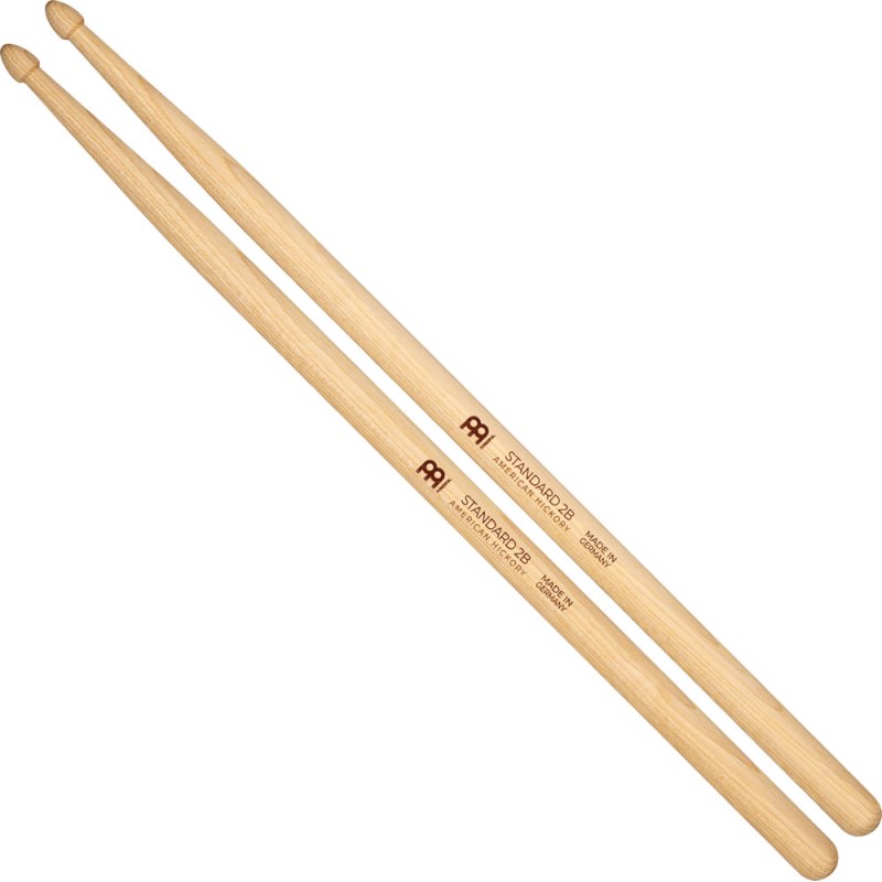 楽器種別：新品MEINL/新品 商品一覧＞＞ドラム【〜5，000円】 商品一覧＞＞スティック/MEINL 商品一覧＞＞安心してお買い物頂けるよう、スネアもシンバルも丁寧梱包でお届けします！MEINL SB144 [Standard 2B - American Hickory]商品説明MEINL Stickのベストセラー「Standard」シリーズに、既存の7A、5A、5Bに続いて、9Aと2Bサイズが加わりました。伝統的な長さと直径を特徴とし、定番のクラシックアコーンチップは、ドラムとシンバルからクリアで粒立ちの良いトーンレスポンスを生みます。Material：American HickoryLength：406mm (16'')Diameter：15.9mm (.625'')Taper：MediumTip：Acorn TipWeight：Medium-Light Weightイケベカテゴリ_ドラム_スティック_MEINL_新品 SW_MEINL_新品 JAN:0842960153316 登録日:2025/04/09 スティック ドラムスティック マイネル