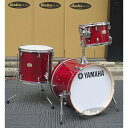 楽器種別：新品ドラムセット/YAMAHA 商品一覧＞＞ドラムセット【40，000円〜80，000円】 商品一覧＞＞安心してお買い物頂けるよう、スネアもシンバルも丁寧梱包でお届けします！YAMAHA SBP8F3CR [STAGE CUSTOM BIRCH Bop-Kit / カラー：クランベリーレッド] 【お取り寄せ品】商品説明STAGE CUSTOM BIRCH Bop-Kit【ステージカスタム・バーチ：Bop-Kit登場！】シェルにはヤマハドラムの代名詞とも言えるバーチ材100%、6 プライシェルを採用。バーチ材特有の中低音域の豊かさと共に抜けの良いシェル鳴りを実現します。ドラムセットコンフィグレーションは18x15バスドラム、14x13フロアタム、12x8タムタムに、シングル・タム・クランプCL945LB を付属した3 点セット。打面にはコーテッドタイプのヘッドを採用した「Bop-Kit」オリジナル仕様となっています。小口径ながらもバーチ材の豊かな鳴りは様々な場所での演奏活動、幅広い音楽ジャンルでその性能を発揮します。コンパクトドラムセットならではの運搬性能も兼ね揃えています。■主な特長●バーチ材100%採用による豊かなシェル鳴りを実現シェルにはヤマハドラムの代名詞とも言えるバーチ材100%、6プライシェルを採用。バーチ材特有の中音域の豊かさと共に抜けの良いシェル鳴りを実現しました。アブソルートラグを搭載し、シェル振動を損なわず余す所無く伝え、且つ繊細なスティックワークにも追従する表現力を誇ります。ヤマハ独自のタムマウントシステムY.E.S.S.( ヤマハ・エンハンスト・サスティーン・システム）により、シェルとの接触面を最小限にすることで更なる鳴りの良さを引き出します。エントリークラスドラムセットとしての扱いやすさと同時に、上位機種にひけを取らない完成度の高いドラムセットとして、様々なユースケースにおいて活躍します。●3カラーカラーは、高品質なラッカー塗装仕上げ。CR：クランベリーレッド。■仕様特長●100%バーチ材使用：6Plyシェルドラムの鳴りの重大な要素であるシェルに高級ドラムセット定番のバーチ材100%採用。6プライ構造を採用することで打面の響きを余すことなく伝導します。●Y，E，S，S，マウント搭載フラッグシップモデルと同じくヤマハ独自のY.E.S.Sマウントを搭載。広いダイナミクスレンジと最大限のシェル鳴りをもたらします。●バスドラムレッグストッパー搭載バスドラムレッグにストッパーを搭載し、安定感が向上。●アブソルートラグボルト1本で確実に固定され、シェルの振動を阻害しないアブソルートラグを採用。＜ドラムセット・スペック＞シェル素材：バーチ 6ply( 7.2mm)サイズ・各品番：SBB1815（バスドラム 18×15）、SBF1413（フロアタム 14×13）、SBT1208（タムタム 12×8）ラグ：アブソルートラグ（バスドラム、タムタム、フロアタム）フープ：ウッドフープ（バスドラム）、トリプルフランジフープ / 1.5mm（タムタム、フロアタム）ヘッド（打面）：ヤマハレモUTアンバサダーコーテッドヘッド（ボトム）：ヤマハレモUTP3スムースホワイト(バスドラム・フロント)、ヤマハレモUTクリアアンバサダー（タムタム、フロアタム）エッジ角：45°/R1付属：CL945LB（シングル・タムホルダー）、チューニングキー商品詳細BD18・FT14・TT12 シングル・タム・ホルダーイケベカテゴリ_ドラム_ドラムセット_YAMAHA_新品 JAN:4957812607797 登録日:2016/11/27 ドラムセット ドラムキット ヤマハ やまは