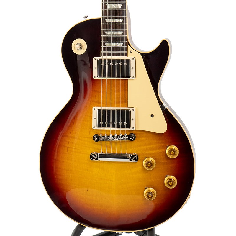 楽器種別：新品エレキギター/Gibson 商品一覧＞＞エレキギター/Gibson/Custom Shop 商品一覧＞＞エレキギター【570，000円〜1，065，000円】 商品一覧＞＞当店のギターは、出荷前に専門スタッフが検品・調整しているので安心です！Gibson 1959 Les Paul Standard Reissue Gloss (Bourbon Burst) 【S/N 933185】商品説明ロックハウスイケベ池袋/ハンドセレクトトップ材をカタログ外のグロスで仕上げた美麗なバーボンバーストが入荷しました！長きに亘り培われた高い製作技術と飽くなき探究心、厳選されたマテリアルにより至高のエレキギター・ベースを製作するために1993年に立ち上げられたGibson Custom Shop。現在もなお昔ながらのハンドクラフト製法と、徹底的に追求したヴィンテージの知識から製作されたカスタムショップ・ラインナップは、他所の追従を許さないほどの見事な作りとなり、プレイヤーの内に秘めるインスピレーションを際限なく沸き立たせてくれる最高の愛機となるでしょう。ハンドセレクトされたトップ材は派手さこそ無いものの角度によって揺らめく杢に魅惑されます。きれいに磨き上げられたGolss仕上げにくすみや経年を感じさせないハードウェアはエイジド加工がお好みではない方には見逃せない点です。ネックには「Authentic '59 Medium C-Shape」を採用しており、程良いグリップ感を残しながらも現代的なプレイも可能な範囲でございます。新たに搭載されたバンブルビータイプのペーパーオイルコンデンサーやヴィンテージカーブを追及した500KのCTSポットを装備。通常仕様の500kΩポットに比べてボリュームを絞っても極端に高域が削られず、手元の操作でクリーンサウンドからドライブサウンドまでを自在に操ることができます。10〜6のメモリまでは歪みが維持され、6〜1にかけて滑らかにダウンしていくので、ボリュームコントロールの長さによって表情豊かなプレイを可能にしています。ハンドセレクトされた美しいトップ材に、カタログ外のグロスで仕上げた美麗なバーボンバーストの風格溢れるカラーリングが実にマッチする一本！魅惑の琥珀色、バーボンバーストは本国でも人気の高い、通好みの色合いです！この機会を是非、お見逃し無く！S/N 933185Weight≒4.00kg商品詳細Body: Hand Selected 2-Piece Figured Maple Top & 1-Piece Lightweight MahoganyNeck: Mahogany w/Long TennonProfile: Authentic ’59 Medium C-ShapeFingerboard: Indian RosewoodFrets: Historic Medium-JumboNut: NylonHardware: Nickel GlossBridge: No-Wire ABR-1 & Lightweight Aluminum TailpieceMachinehead: Kluson ReissuePickups: Custombucker Alnico III (Unpotted)Control: 2Volume-2Tone-3way Toggle SWカスタムショップ・ブラウン・ハードケース、認定書他付属イケベカテゴリ_ギター_エレキギター_Gibson_Custom Shop_新品 JAN:4570155998911 登録日:2023/10/25 エレキギター ギブソン カスタムショップ