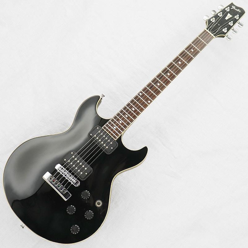楽器種別：ヴィンテージFender Japan/ユーズド 商品一覧＞＞エレキギター【310，000円〜590，000円】 商品一覧＞＞その他/Fender Japan 商品一覧＞＞当店のギターは、出荷前に専門スタッフが検品・調整しているので安心です！Fender Japan Vintage Master Series Flame Standard mid80's Black/R商品説明1980年代初頭、日本製ギターを取り込む形で誕生したフェンダー・ジャパン。長らくフェンジャパの愛称で親しまれ、紆余曲折を経て現在でも日本製フェンダーは世界中で愛されています。今回入荷は1984〜1988年頃まで生産されていたMaster Seriesより「Flame Standard」、流通数もそれほど多くなくレアなギターですね。【ボディ】全体重量約3.75kg。通称「Smith Strat」の開発でも知られるDan Smith（ダン・スミス）氏がデザインしたMaster Seriesの「Esprit」「Flame」は、削り出しのメイプルトップ（Ultraモデルはスプルーストップ）にアルダーバック、チェンバー構造を採用したボディが特徴。Espritを小ぶりにしたシェイプのFlameは、チェンバー構造の箱鳴りを抑えたソリッドライクなレスポンスが魅力ですね。全体的に傷や打痕、ボディバックのバックル傷、金属パーツのくすみなど使用感が見られますが、年式を考慮すれば比較的きれいなコンディションと言えます。フロントヴォリュームを除くコントロールノブのラバーが欠損しています。【ネック】ネック材はメイプル、ローズウッド指板のセットネックジョイント。スタンダードモデルではドットインレイが採用されています。チューナーはスムーズな動作で巻き具合のバラつきもそれほど気になりません。ナット幅約43.8mm。しっかりめのネック幅に厚みを抑えたスマートなネックシェイプをしています。【電装系】コントロールは【2ヴォリューム／2トーン／3wayピックアップセレクタースイッチ】とシンプルで、コイルスプリッタースイッチやTBXトーンコントロールはオミットされています。アウトプットジャックは交換されています。豊かなサスティン、力強く食いつきの良いオリジナルハムバッカー、程よいエアー感を含んだふくよかな低音とバランスの良いサウンドで、Master Seriesの名に恥じない名器と言えるでしょう。付属品：Fender Molded Hard Case商品詳細Weight：3.75kgBody Material（Top／Back）：Maple／AlderNeck Material：MapleFingerboard： RosewoodNut Width：43.8mmFret Width：2.8mmNeck Thickness（1F／7F／12F）：20.1mm／21.9mm／22.9mmPickup（Neck／Bridge）：Fender Master Series Humbucker（8.7kΩ／13.3kΩ）※ピックアップの直流抵抗値はコントロール部を通しての計測となります-------Heartman Vintage Guitarsは池部楽器店のヴィンテージ・ギター＆ベースの専門店です--------------Heartman Vintage Guitarsは池部楽器店のヴィンテージ・ギター＆ベースの専門店です-------イケベカテゴリ_エレキギター_その他_Fender Japan_ユーズド SW_Fender Japan_ユーズド JAN:2500010803298 登録日:2026/01/30 ラップスティールギター スライドギター ハワイアンギター フェンダー フェンジャパ ふぇんだー