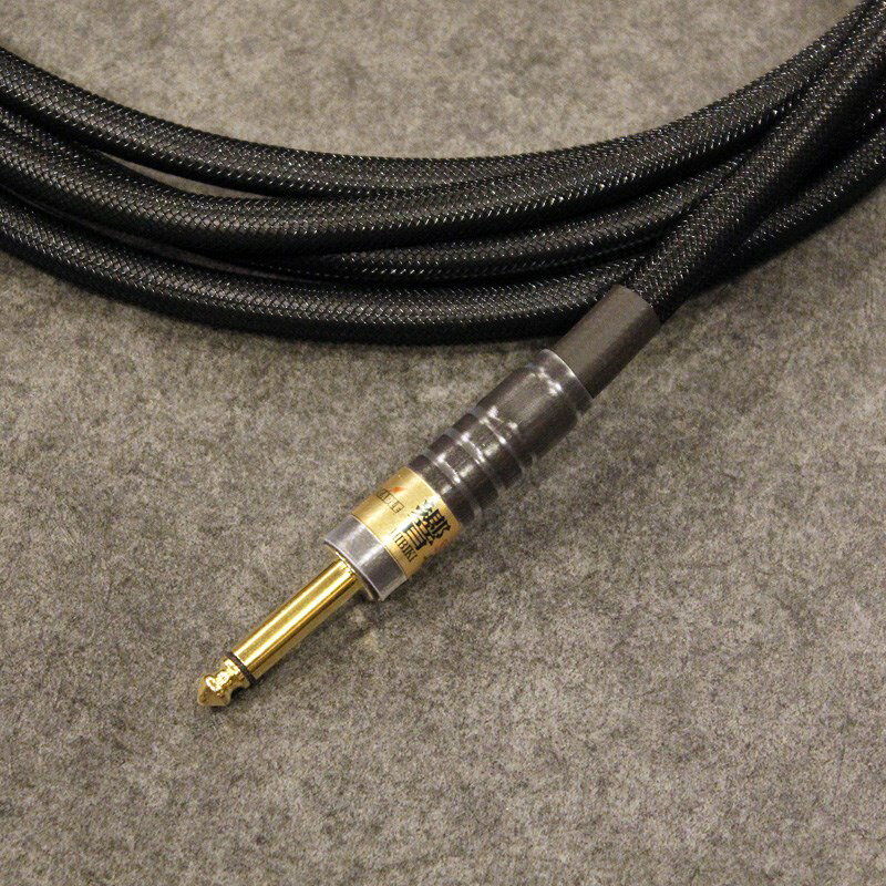 楽器種別：新品KR'Z NANO DIAMOND CABLE/新品 商品一覧＞＞楽器アクセサリ【20，000円〜45，000円】 商品一覧＞＞シールドコード/シールドコード/KR'Z NANO DIAMOND CABLE 商品一覧＞＞品揃え豊富な当店なら弦、パーツ、ケーブルなどのアクセサリーがまとめて揃います！KR'Z NANO DIAMOND CABLE 響 [HIBIKI] 5m S-L　※お取り寄せ商品（納期目安：一週間程度）商品説明ナノダイヤモンドがシールドの価値観を変えた！ベテランミュージシャンが賞賛するハイクオリティ・シールドケーブル、「KR’Z-ND CABLE（ナノダイヤモンドケーブル）」！独自の加工と技術で約3〜5nmのナノダイヤモンド(ND)を伝送線の芯線の表面にコーティングすることに成功した全く新しい次世代型の楽器用ケーブル、KR’Z-ND CABLE（ナノダイヤモンドケーブル）。手作りで1本1本丁寧に作られる少数生産品となり、ギターでは今剛氏、ベースでは山内薫氏のほか、第一線で活躍するプロミュージシャンを中心に称賛の声が寄せられています。※ベースコレクションにて試奏用ケーブル3mをご用意しております。『響 [HIBIKI] シリーズ』　●評価音響特性：音圧が高く迫力がある。レンジが広い。音抜けがいい。音に輪郭がある。粒立ちがよく音が前に出てくる。●効果音域：低音域から高音域まで全音域●芯線構造：芯線は2本の並行線にクロスする形で銅線を編み込んだものを使用。●シールド接続：アンバランス接続●評価が高い楽器：全てのエレキ系ギター、エレキベース、キーボード、エレキピアノ、エレキバイオリン等。●ご評価を頂き、ご愛用頂いているプロミュージシャン　ギター：今 剛 氏、丹波 博幸 氏、土方隆行 氏、梶原順 氏、竹内 道郎 氏　　ベース：山内 薫 氏、岡沢 茂 氏、日野JINO賢二 氏、中村 雅雄 氏、石橋 順 氏、河原 真氏、他多数●保証期間は到着日より1年間。（前半の6ヵ月は過失による不具合も無償で修理・交換致します。後半の6ヵ月は通常の保証とさせて頂きます。）■納期目安：ご注文確定後、数日〜1週間程度お待ちいただいております。※他の長さをご希望の方は別途ご相談ください。(製品画像は3m S-S)●ナノダイヤモンドとは粒径が100nm（1nm = 1/1，000，000mm）以下の粒子状ダイヤモンドの結晶構造をもつナノカーボン材料です。ナノダイヤモンドは自発電荷を有する結晶系ナノダイヤモンド半導体粒子であるとの研究も進んでおり、電気信号として電力、電圧、または電流の変化を励起する能動的な働き（電気的共振性）を持つという特性を用いて電極表面層を形成することで、電極表面層が、電極と誘電体との境界における電子の行き来を加速するホール移相層として機能して、内部インピーダンスを下げ、誘電率を向上させることができるといわれています。また、熱伝導・絶縁性・屈折率が高いという特徴を待つナノダイヤモンドにはまだまだ計り知れない機能も多く、今後の研究によっては新しい機能価値を創出する可能性を秘めており、高度な医療や精密機器産業など各分野で研究開発が進められている次世代型の高分子材料なのです。イケベカテゴリ_楽器アクセサリ_シールドコード_シールドコード_KR'Z NANO DIAMOND CABLE_新品 SW_KR'Z NANO DIAMOND CABLE_新品 JAN:2500040016682 登録日:2022/07/29 シールド ギターケーブル ナノダイヤモンド
