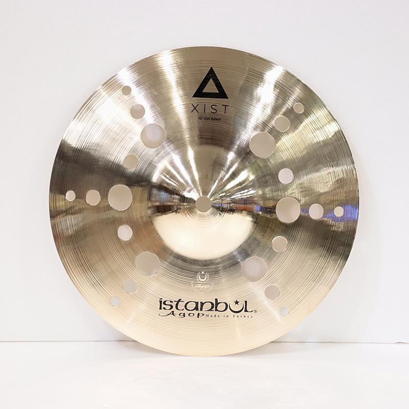 楽器種別：新品Istanbul／Agop/新品 商品一覧＞＞ドラム【10，000円〜25，000円】 商品一覧＞＞シンバル/スプラッシュ/Istanbul／Agop 商品一覧＞＞安心してお買い物頂けるよう、スネアもシンバルも丁寧梱包でお届けします！Istanbul／Agop Xist ION Splash 10'' [262g]商品説明＜Xist Series＞従来の伝統的なシンバル製法と最新のテクノロジーを結合することで、低コストながらあらゆるドラマーのニーズに応えるサウンドを実現しました。80％の銅と20％の錫を含んだ合金を使用したモデルです。＜Xist ION＞シンバル本体に丸く穴をあけた斬新なデザインのモデル。素早い反応と、強烈なローピッチ・クラッシュサウンドと伸びのあるサスティーンが特徴的で、エフェクト・シンバルの新たな選択肢として堂々のラインナップ！サイズ：10インチウェイト（実測値）：約262g※店頭にて試打を解禁しております為、細かな傷や打痕などが発生する場合がございます。予めご了承ください。イケベカテゴリ_ドラム_シンバル_スプラッシュ_Istanbul／Agop_新品 SW_Istanbul／Agop_新品 JAN:4560287441416 登録日:2026/03/31 シンバル イスタンブール アゴップ