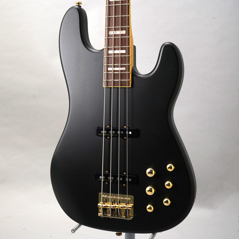 楽器種別：アウトレットMarkbass/アウトレット 商品一覧＞＞ベース【175，000円〜330，000円】 商品一覧＞＞エレキベース/PBタイプ/Markbass 商品一覧＞＞当店のベースは、出荷前に専門スタッフが検品・調整しているので安心です！Markbass MB JP 4 MODERN BLACK GD RW 【特価】商品説明【メーカーアウトレット】ベースアンプで世界的に知られる「マークベース」が放つエレキベース！こちらはオーソドックスなPスタイルのボディと細めのネックにシングルコイルのJスタイルのピックアップを搭載し、弦楽器製作の古い歴史をもつ本国イタリアにて、妥協のない弦楽器職人よって製作されています。Vintageスタイルながらマークベース製のオンボードプリアンプを搭載し、アクティブEQにすればモダンなキャラクターのトーンも可能な幅広い音作りが可能です。バランス、シンプルさ、機能性を兼ねそろえた多くのベーシストが求める楽器に仕上がっています。・MB INSTRUMENT Pre 搭載マークベース製ベース用オンボードプリアンプMB INSTRUMENT Preを搭載。最適なサウンドづくりのための周波数を選択しトーンコントロールはその周波数帯を強調するだけでなく、ブースト/カット時にユニークでリッチなレスポンスをし、極端なセッティングにしてもLOWからHIGHまで失うことはありません。また、パッシブ／アクティブの切り替え時に音量の違いがあまり出ないように設計されており、実用的な仕様となっています。ルックス/サウンドともに｢MarkBass｣というブランドの強い個性が伺える主張の強いモデルに仕上がっている点は流石の一言。マークベースの新たな一歩を是非ご堪能下さい。※メーカー倉庫長期在庫分をお買い得価格にてご提供！もちろん外見、サウンドともに問題無し＆付属品も完備！商品詳細BODY : AlderNECK : MapleFINGERBOARD : Pau Ferro 20 fretsSCALE : 34PICK UP : J/J pickups(Original)HARDWARE : Chromeギグバッグ付属イケベカテゴリ_ベース_エレキベース_PBタイプ_Markbass_アウトレット SW_Markbass_アウトレット JAN:8033829132500 登録日:2024/11/06 エレキベース マークベース