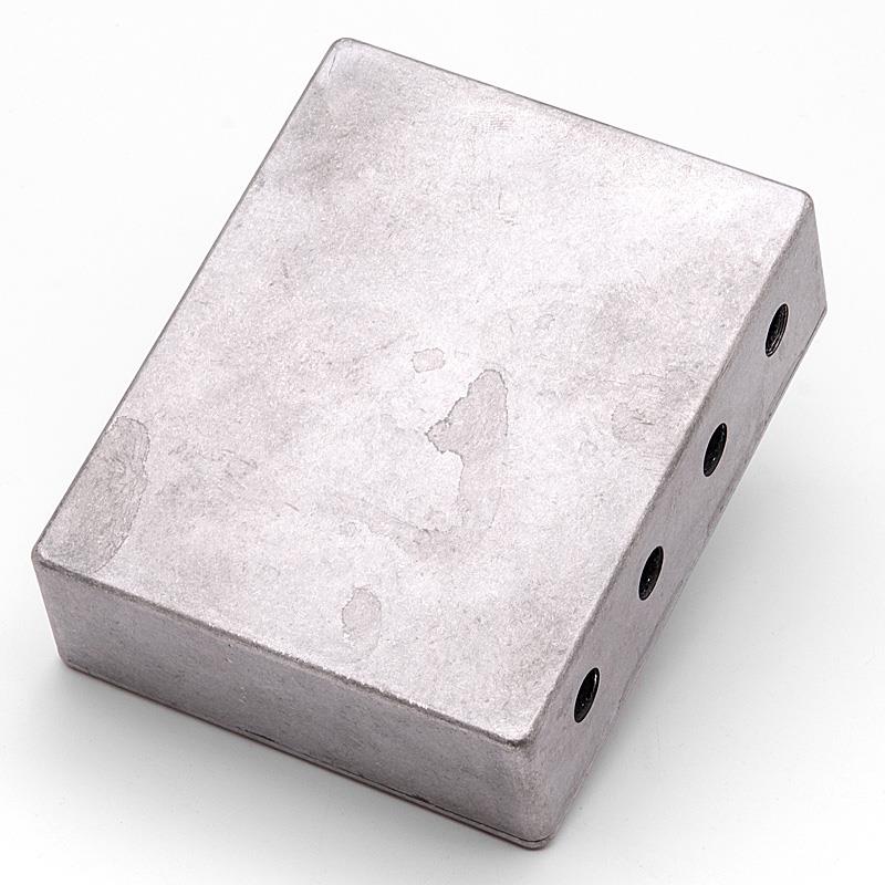 楽器種別：新品unknown/新品 商品一覧＞＞エフェクター【〜5，000円】 商品一覧＞＞その他周辺機器・アクセサリ/unknown 商品一覧＞＞安心してお買い物頂けるよう、コンパクトもマルチも丁寧梱包でお届けします！unknown 【WEB限定在庫処分セール】 EFFECT BOX Big 【4in 4out 穴あり】商品説明【WEB限定在庫処分セール】処分品は店頭展示品やチョイ傷品、箱ボロ品等も含まれますので予めご了承ください。自作エフェクターの筐体に最適なアルミダイキャスト製ボックスです。こちらは4in 4out穴あけ加工済みの商品となります。ジャンクションボックスの作成におすすめです。＜寸法　mm＞外寸W：125D：100H：38内寸W：115D：92H：30＜入出力ジャック穴＞直径10mm※付属品は、掲載写真に写っているものがすべてとなります。※製品の特性上、加工による色ムラや風合いの個体差が見られる場合がございます。あらかじめご了承ください。イケベカテゴリ_エフェクター_その他周辺機器・アクセサリ_unknown_新品 SW_unknown_新品 JAN:2515000068908 登録日:2026/05/01 エフェクターアクセサリ
