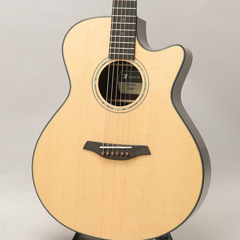 楽器種別：新品Furch/新品 商品一覧＞＞アコースティック・エレアコギター【325，000円〜610，000円】 商品一覧＞＞アコースティックギター/Furch 商品一覧＞＞アコギ買うなら、当店で！出荷前の検品・調整はもちろん、丁寧梱包でお届けします！Furch Yellow Gc-SRa #136347 フォルヒ商品説明1981年、旧チェコスロバキア領でブルーグラスミュージシャンにより設立されたフォルヒギターズ！！岡崎倫典さん、中川イサトさん、岸部眞明さん、UK（MOROHA）さん等、錚々たるアーティストに使用される今話題のブランドです！ヨーロッパを代表するブランドの一つとして主にフィンガースタイルのギタリストに愛されるフォルヒ。その造りの丁寧さ、美しい仕上げ、洗練されたサウンド、滑らかな弾き心地、数多のミュージシャンに使用されるのに十分な理由のある素晴らしいギターです。本器「Yellow Gc-SRa」は、フォルヒギターの王道Yellowシリーズ(旧23シリーズ)のグランドオーディトリアムカッタウェイスタイル！！トップ材はAAAグレードのシトカスプルース、サイドバック材はAAグレードのインディアンローズウッドを採用。優れた音量バランスと深みのある低音のオーディトリアムボディと、クリアで立ち上がりの早いスプルーストップの組み合わせは、幅広いジャンルにお使い頂ける非常に汎用性の高いサウンドが魅力的です。1音1音の分離感も良く、ベースラインやメロディを前に出したいプレイヤーの方に相応しいギターと言えます。ナット幅は45mmと広めとなっておりますが、薄めのネックシェイプによって得られる抜群のプレイアビリティは多くのプレイヤーからの支持を集めています。また、ロゼッタには細めのアバロン、ポジションマークはエクリプスタイプ、バインディングとブリッジピンにはべっ甲柄を採用する等、隅々までこだわられたデザインは、上品で落ち着いたヨーロピアンな雰囲気を感じさせてくれます。アメリカンギターとは一味違うヨーロッパの風を是非ご体感ください！！◆CNR System Active（Composite Neck Reinforcement System）◆こちらのモデルは、フォルヒ独自開発の「CNR System Active（Composite Neck Reinforcement System）」が搭載されています。既存のCNRネックシステムからアップデートされた革新的なネック設計です。最も特筆すべき特徴として、ネックブロックに設置された弦高調整ボルトによりネックの角度調整が可能で、サドルを削ることなく弦高調整を行うことが出来るようになりました。更に、以前のシステムよりネックの剛性と安定性が向上していることから、より長期にわたってプレイアビリティと安定性を維持することが実現しました。※このボルトを使って安全にネック角度を調整するには、専用工具及び調整技術を習得した技術者による操作が必要ですので、池部楽器店アコースティックフロアスタッフまでご相談ください。商品詳細Top: AAA Sitka SpruceBack and Sides: AA Indian RosewoodNeck: MahoganyBracing : Scalloped X BracingNut Width: 45mmFingerboard: EbonyBridge: EbonyScale Length: 650mmTuner：GOTOH 510 エボニーボタンCase：Hard Caseイケベカテゴリ_アコースティック・エレアコギター_アコースティックギター_Furch_新品 SW_Furch_新品 JAN:2500020011904 登録日:2026/03/18 アコースティックギター アコギ ファルヒ
