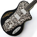 楽器種別：新品エレキギター/Duesenberg 商品一覧＞＞エレキギター【235，000円〜440，000円】 商品一覧＞＞当店のギターは、出荷前に専門スタッフが検品・調整しているので安心です！Duesenberg DJA-BK JULIA (Black w/Crystaloid pickguard)商品説明Duesenberg JULIAドイツの名門「デューセンバーグ」からレトロビザールの雰囲気漂うニューモデルJULIAが入荷しました！ビザールライクでレトロなルックスが目を惹くこのJULIAは、1950〜60年頃のイタリアのギターをイメージしてデザインされています。ボディの半分以上を覆うピックガード、独特な形のサウンドホールに楕円型のコントロールプレートなどの特徴が合わさって、何とも言えないビンテージ感がお洒落な一本です。ピックアップはフロントにStarplayerなどにも搭載されているDomino P-90、そしてリアにはSplit/King Dual-Coil Pickupが搭載されています。このSplit/King、スイッチの切り替えによってシングルコイルのサウンドとハムバッカーのサウンドを切り替え可能。リアのスプリットスイッチは、マスターコントロールの3wayレバースイッチとは別に独立して搭載されています。トレモロユニット後方に見えるミニスイッチのうちの一つがそれ。もう一つはリアピックアップ専用のダイレクトスイッチです。これらの組み合わせにより、非常に幅広いサウンドメイクが可能となっています。全てのデューセンバーグギター＆ベースはドイツのもう一つの独創的な製品−「Plek」フレット・ドレッシング・マシーンによる処理を受けており、完璧なフレット高や形状が保証されています。それぞれのネックにあわせ、100分の1ミリ単位のコンピューター処理によりフレットをカット。Plekシステムは弦のビビりを除去し、あなたの楽器に良いフィーリングと音を与えます。※画像はサンプルです。商品の特性上、木目や色合いは1本1本毎に異なり、お選び頂くことは出来ません事、予めご了承下さいませ。商品詳細Body : Solid mahogany with sound chambersNeck : 1-piece MapleFingerboard : Indian rosewood ， radius 305 mm / 12″Neck PU : Duesenberg Domino P90 (Trapeze Cover)Bridge PU : Duesenberg Split/King Dual-Coil (Trapeze Cover)Control : Volume-Tone-3way pickup selectorBridge : Duesenberg steel saddle radius bridgeTremolo : Duesenberg Deluxe Tremolaハードケース付属イケベカテゴリ_ギター_エレキギター_Duesenberg_新品 JAN:4518830155426 登録日:2024/03/15 エレキギター デューセンバーグ デューセン