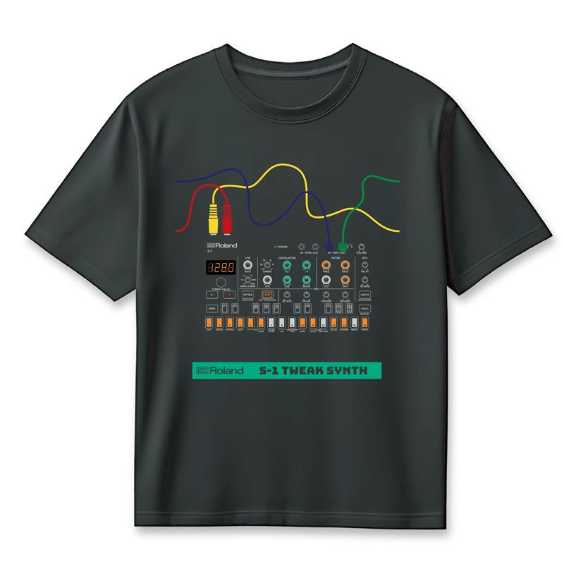 楽器種別：新品Roland/新品 商品一覧＞＞楽器アクセサリ【〜10，000円】 商品一覧＞＞アパレル/Tシャツ/Roland 商品一覧＞＞品揃え豊富な当店なら弦、パーツ、ケーブルなどのアクセサリーがまとめて揃います！Roland S-1 T-Shirts DesignA M (RT/S-1AM)商品説明Roland RT シリーズでは、Roland のアイコニックなデザインの楽器をモチーフにしたT シャツをラインアップ。第二弾としてAIRA Compact シリーズよりE-4，J-6，P-6，S-1 をモチーフにしたデザインのT シャツが登場！「プレイヤー自身が楽器と一体化してプレイを楽しむ」をコンセプトに楽器のパネルをデザインとしてあしらっています。Design A は、パネルデザインを忠実に再現しつつパッチケーブルをワンポイントにあしらうデザイン、Design B はパネルを手描き風にデフォルメしたカジュアルさを前面に押し出したデザインに仕立てています。実機プレイする際に着用してお楽しみください！※仕様およびデザインは改良のため予告なく変更することがあります。商品詳細素材：綿 100%　　厚み：5.6オンス　　首元縫製：ダブルステッチイケベカテゴリ_楽器アクセサリ_アパレル_Tシャツ_Roland_新品 SW_Roland_新品 JAN:4957054715168 登録日:2026/02/25 ローランド Tシャツ