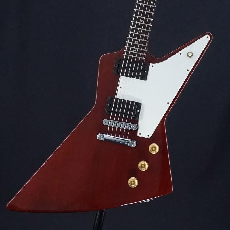 楽器種別：ユーズドGibson/Designer Models 商品一覧＞＞Gibson/ユーズド 商品一覧＞＞エレキギター【250，000円〜475，000円】 商品一覧＞＞エクスプローラータイプ/Gibson 商品一覧＞＞当店のギターは、出荷前に専門スタッフが検品・調整しているので安心です！Gibson USED 中古 Explorer Reissue (Vintage Cherry) [SN.91693751] ギブソン商品説明古くからトップブランドとして君臨するギブソン。1993年製、ヘッド裏に「Custom Shop Edition」のロゴが輝く1本を代行販売にてお預かりいたしました。こちらは深みのあるチェリーカラーを纏ったExplorer Reissue。マホガニーボディ＆ネックのセットネック構造を採用し、Gibson製セラミック・ハムバッカーとのマッチングによりパワフルなハイゲイン・サウンドを出力。奇抜なスタイルでありながらも演奏時のバランスに優れ、高いプレイアビリティと個性的なルックスを併せ持ったインパクト抜群の逸品です。個体状態といたしましては、年式相応に多少の打ちキズやスリキズ、パーツのくすみやサビ等生じているプレイヤーズ・コンディションとなります。フレットは7割程度の高さを残し、ネックまわりや電装系含め演奏面での支障はございませんので、これからもガンガンお使いいただける1本としてお迎えいただけます。ハードにもブルージーにもきまるエクスプローラー、ぜひともこの機会にご検討ください！1993年製オリジナル・ハードケース付属Weight≒4.61kg商品詳細Body.....Mahogany Neck.....Mahogany， Rounded ProfileFingerboard.....RosewoodFrets.....22Scale.....24 3/4 Nut.....1.695 Tuners.....Mini GroverBridge.....Tune-o-Matic & Stopbar TailpiecePickup.....496R Ceramic magnet humbucker (Neck)， 500T Ceramic magnet humbucker (Bridge)Controls.....2Volume， 1Tone， 3way Toggle SWイケベカテゴリ_エレキギター_エクスプローラータイプ_Gibson_Designer Models_ユーズド SW_Gibson_ユーズド 登録日:2026/07/18 エレキギター ギブソン フライングブイ エクスプローラー