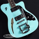 楽器種別：新品エレキギター/Duesenberg 商品一覧＞＞エレキギター【225，000円〜420，000円】 商品一覧＞＞当店のギターは、出荷前に専門スタッフが検品・調整しているので安心です！Duesenberg DCB-NB Caribou (Narvik Blue)商品説明Duesenberg Caribouドイツの名門「デューセンバーグ」から独特のボディ形状とホールが個性的なCaribouが入荷しました！アルダー材を使用したソリッドなホロウボディとメイプルネックにより程よく抜けつつも空気感を含んだサウンドが特徴的です。ピックアップには、デューセンバーグではおなじみの「Domino P-90」と「Grand Vintage Humbucker」を搭載しております。コントロールにはシンプルな1ヴォリューム、1トーンを採用してますので直感的なサウンドメイクが可能です。サウンドもヴィジュアルも独特なコチラのモデル、是非ゲットしてみてくださいね！※画像はサンプルです。製品の特性上、杢目、色合いは一本一本異なります。Body : Solid American Alder with Sound ChambersNeck : 1-piece MapleFingerboard : Indian RosewoodPickup Neck : Duesenberg Domino P-90Pickup Bridge : Duesenberg Grand Vintage HumbuckerControl : 1 Volume，1 Tone， 3way Pickup SelectorBridge : Duesenberg Steel Saddle Bridge Tremolo Duesenberg Deluxe Tremolaハードケース付属イケベカテゴリ_ギター_エレキギター_Duesenberg_新品 JAN:4518830154511 登録日:2018/12/09 エレキギター デューセンバーグ デューセン