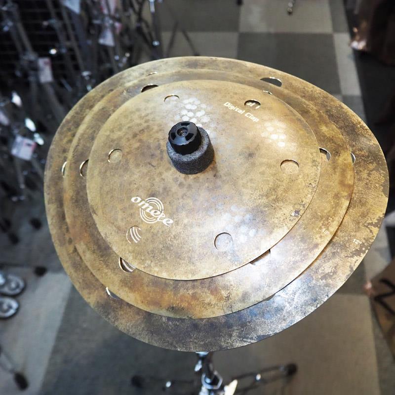 楽器種別：新品No Brand/新品 商品一覧＞＞ドラム【15，000円〜40，000円】 商品一覧＞＞シンバル/チャイナシンバル/No Brand 商品一覧＞＞安心してお買い物頂けるよう、スネアもシンバルも丁寧梱包でお届けします！No Brand Omete cymbals Holic Digital Clap FX [8＋10＋12]商品説明〜Omete cymbals Holic Digital Clap FX 〜2020年に入って大流行したトラップビートに必ずと言っていいほど使われているクラップサウンド。その独特な音色を生のシンバルで再現した製品です。3枚のシンバルを自在に組み替え、好きな音色に調整できます。類似品と比較した場合、ミュート具合の幅がかなり広く、ウィングナットの締め具合で短いサスティンから長いサスティンまで自在です。そのフレキシブルさとサイズに見合わぬ音量で、奏者のニーズを満たします。中国青銅独特の抜け感とトルコ仕込みの製法が合わさった最強のスタックシンバルです。衝撃の価格でご提供いたします。サイズ:8＋10＋12※店頭展示、試打を解禁しておりますため、打痕等ある場合がございます。予めご了承くださいませ。イケベカテゴリ_ドラム_シンバル_チャイナシンバル_No Brand_新品 SW_No Brand_新品 JAN:2500190733156 登録日:2025/11/07 シンバル