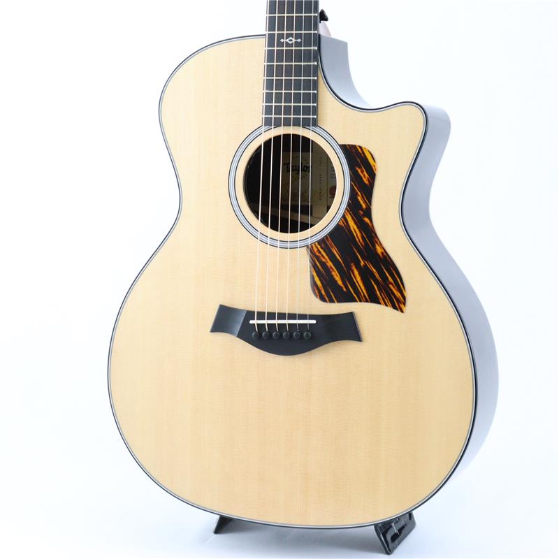 楽器種別：新品TAYLOR/新品 商品一覧＞＞アコースティック・エレアコギター【290，000円〜545，000円】 商品一覧＞＞エレアコギター/TAYLOR 商品一覧＞＞アコギ買うなら、当店で！出荷前の検品・調整はもちろん、丁寧梱包でお届けします！TAYLOR Next Generation 414ce テイラー商品説明Taylor Guitars Next Generation Series 誕生Vクラスブレーシング誕生から約8年の歳月を経て長年の設計検証と世界中のプレイヤーの声を結集して完成したのが、Taylor Guitars「Next Generation Series」です。核となるのは、最新進化形となるScalloped V-Class ブレーシング。トップ材の不要なねじれを抑えるV字構造はそのままにブレーシングをスキャロップ加工することで、ボディトップ本来の振動をより自然な形で引き出し、そのポテンシャルを最大限に発揮します。低音域はよりウォームで奥行きのある響きと開放弦には空気感を伴う豊かな共鳴をもたらし、正確なピッチ感や音の直進性、アンサンブルの中でも埋もれにくい音の通りの良さといったVクラスの特長も変わることなく受け継がれています。フィンガースタイルでは立体的で深みのあるレスポンスをストロークでは芯の太さと明瞭な音抜けを実感できます。本モデルの大きな特徴の一つが、演奏性とサウンドを同時にコントロール可能にした新開発のアクションコントロールネックです。ロングテノン・ネックジョイントを採用することでボディとの振動伝達効率を高め、音の温かみと豊かなサステインを実現します。さらに、サウンドホール内のボルトを調整するだけで、素早く正確な弦高調整が可能となり、ネックや弦を外すことなく、演奏スタイルや季節・環境の変化にも柔軟に対応します。弾きやすさだけでなく、音の立ち上がりやレスポンスにも直結する、Taylorならではのネック構造です。そして本機は、今や世界的な評価と高いシェアを誇るTaylorを象徴するフラッグシップ・800シリーズの1本。シトカ・スプルーストップ、インディアン・ローズウッドのサイド＆バックという定番ウッドマテリアルに、選び抜かれた上質な材を組み合わせています。グランド・オーディトリウム・カッタウェイシェイプを採用した414ceは、優れたサウンドレスポンスとクリアな音の輪郭、豊かな音量感と低音域を高次元で両立したモデルです。ネックにはトロピカル・マホガニーとエボニーを使用。Taylorが提唱する「スモーキー・エボニー」は、木材の個性を活かしながら環境にも配慮した素材で、強度やサウンド面でも一切の妥協はありません。程よく丸みを帯びたソフトVシェイプのネックグリップは自然と手に馴染み、プレイスタイルを問わず快適な演奏感を提供します。また、シンプルなルックスで装飾などは最小限にし即戦力として使用できるのが400シリーズならではの魅力です。さらに、新開発の Claria（クラリア）ピックアップ・システムを搭載。ホールクラスのステージから自宅での演奏環境まで、あらゆるシーンで安定したサウンドを提供することをコンセプトに開発された、テイラー最新世代のピックアップ・システムです。再設計されたアンダーサドル・ピエゾと専用プリアンプの組み合わせにより、従来のピエゾにありがちな硬さやエッジ感を抑え、ウォームでふくよかな低音から、輪郭のはっきりした抜けの良いサウンドまで、幅広い音作りを実現。PA環境や音量レベルに左右されにくく、ソロ演奏からバンドアンサンブルまで、常にミックスの中で自然に馴染む音像を保ちます。ライブステージはもちろん、リハーサルや宅録、自宅での練習環境においても扱いやすく、高い実用性を備えたシステムです。進化を止めることのないTaylorが提示する、次世代アコースティックの完成形。ぜひ、そのサウンドと演奏性を体感してください。商品詳細Top: Sitka SpruceBack & Side: Indian RosewoodNeck: Neo-Tropical MahoganyBracing: Scalloped V-Class Bracing with Relief RoutFretboard: West African Crelicam EbonyHeadstock Overlay: West African Crelicam EbonyBody Finish: Gloss / GlossNut / Saddle: Black Tusq / MicartaTuners: Taylor Smoked NickelElectronics: Claria(TM) Pickup SystemScale: 25 1/2（約648mm）Neck Width: 1 3/4（約44.5mm）Brown Taylor Deluxe Hard Shell Case 付属イケベカテゴリ_アコースティック・エレアコギター_エレアコギター_TAYLOR_新品 SW_TAYLOR_新品 JAN:0887766143352 登録日:2026/03/31 エレアコ テイラー テーラー