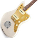 楽器種別：新品エレキギター/Fender Custom Shop 商品一覧＞＞エレキギター/Fender Custom Shop/Custom Built Others 商品一覧＞＞エレキギター【665，000円〜1，240，000円】 商品一覧＞＞当店のギターは、出荷前に専門スタッフが検品・調整しているので安心です！Fender Custom Shop 2023 Collection Time Machine 1959 250k Jazzmaster Journeyman Relic Aged White Blonde【SN.CZ572365】商品説明2023年コレクション・シリーズ！！久しぶりのカスタムショップJazzmasterは、RSDブリッジを採用したエイジド・ホワイトブロンドにアノダイズド・ゴールドPGが格好良い一本！！こちらの一本は、ローズ指板採用年である1959年ジャズマスターをベースに製作された一本！！木材選定専門スタッフがFender Custom Shop製品用に厳選したアッシュボディを採用。ボディ同様に厳選されたネック材には、リフトソン(追柾目)・メイプルを使用。スラブ貼りの美しいローズ指板は9.5Rに仕上げられており、ボディ＆ネックフィニッシュはビンテージ同様にオールラッカー・フィニッシュ。長年、大切弾き込まれてきたようなレリック加工は、規則感の無いウェザーチェックと所々塗装が剥がれた仕上がり。ネックグリップはC形状でスリムな｢62 Jazzmaster｣シェイプを採用。ローポジションからハイポジションまで薄くスリムなグリップです。フレットには、幅は狭く高さがあるナロートールサイズを使用。ビンテージと比較してワンサイズ大きいので、楽に弦を押さえる事が可能になっています。ハードウェアには、Fender Custom Shopオリジナルのブラス・サドルを装備したRSDブリッジ仕様。1〜3弦、4〜6弦を支える2wayブラスサドルにより、散らないダイレクトな鳴りを生み出しています。マシンヘッドにはビンテージ・クルーソンタイプを装備。ボルトオン構造によるクリアな生鳴りが特徴のフェンダーの中でも一線を超えるカスタムショップの生鳴りは、アンプから出力された際の空気感とサウンドの厚みが別次元。更には、レリック仕上げによって得られる響きが、1コード弾くだけでボディ＆ネックのバイブレーションを充分に体感できるほど。その圧倒的な生鳴りは、アンプで出力せずとも何時までも弾いていられるほど心地良く、また弾き応えのあるカスタムショップでしか味わえないクオリティ。その素晴らしい鳴りを再生するピックアップはハンドワウンド(手巻き)を採用。ハンドワウンド・ピックアップは、通常の機械巻に比べて倍音豊かでアコースティックな空気感がアンプから出力される印象。サイズの大きいシングルコイルなのですが、通常は1MEGポットによりドライで響きのある美しいサウンドですが、こちらのモデルは一般的なシングルコイルで採用される250kポットを使用する事で低域の太い響きが再生されています。更には、聴感上ミッドレンジも豊かに聞こえて「美味しい」ところが出ています。ネック＆ブリッジの単体サウンドはコシのあるサウンド。ミックス(ハーフ)・トーンでは、ふくよかで倍音豊かな艶のあるサウンド。このミックスサウンドはストラト/テレでは表現できない独特の音色です。音を聞けは誰でもコードストロークしたくなるような圧巻のサウンドです。コントロールは3wayトグルスイッチ、マスターボリューム、マスタートーンに加え、6弦側スライドスイッチをONにすることでプリセット・ネックピックアップ(専用ボリューム＆トーン付)へと切り替え可能。通常モードでは、トーンを絞った際のウーマントーンが素晴らしいリードサウンドに調整可能。プリセット側はポットの抵抗値が低い事から、リズムプレイに適したトーンを絞ったような落ち着いたサウンドが特徴。滅多に入荷しないカスタムショップ・ジャスマスターは、驚くほどの生鳴り大きさと抜けの良いサウンドの一本をお見逃しなく！！☆Fender Custom Shopとはフェンダー社が仕入れた木材の中から厳選されたマテリアルを用い、昔ながらのハンドクラフトと高い製作技術でフェンダー・ブランドにおける最上級のギターを製作するために1987年に設立されたセクション。長い歴史を誇るフェンダー社の伝統と技術を受け継いでいるセクションであり、マスタービルダーシリーズのような世界に1本しか存在しないモデルを始めとし、限られたスタッフにより組み上げられたカスタムショップならではのラインナップはまさに最上級であり最高級。製作に使用される道具の数々は、1950〜1960年代当時に使用されていたジグ等を使用。フェンダーギターのノウハウを熟知したスタッフ達の拘りによって生み出される楽器は、弾き手を満足させる極上のクオリティとサウンドを誇り、生涯付きあうことのできる頼もしい相棒となることでしょう。■専用ハードケース、認定書他付属商品詳細■SPECBody : Select 2PC AshNeck : Rift sawn Maple， 62 Jazzmaster-ShapeFingerboard : 9.5RadiusFrets : 21F ，Narrow/Tall #6105 FretsTuners : VintagePU : Hand Wound Jazzmaster Flat Mag Single-CoilPickguard : Anodized GoldSW : 3-WayControls : Lead Circuit Controls (Slide Switch Down): Master Volume、Master Tone; Rhythm Circuit Controls (Slide Switch Up): Two Thumbwheel Controls for Neck Pickup Volume and ToneBridge : 9.5R RSD-Saddle with Floating Tremolo TailpieceFinish : Nitrocellulose Lacquerイケベカテゴリ_ギター_エレキギター_Fender Custom Shop_Custom Built Others_新品 JAN:0717669916701 登録日:2023/07/27 エレキギター フェンダー ふぇんだー フェンダーカスタムショップ