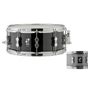 楽器種別：新品スネア/SONOR 商品一覧＞＞スネア【25，000円〜50，000円】 商品一覧＞＞安心してお買い物頂けるよう、スネアもシンバルも丁寧梱包でお届けします！SONOR AQ2-1406SDW #TQZ [AQ2 Series Maple Snare Drum 14 x 6 / チタニウム・クオーツ・ラッカーフィニッシュ]【お取り寄せ品】商品説明☆AQ2 Series Maple Snare Drum ☆アウターとインナーに北米産メイプルを、芯材にアジア産のメイプルを使用したミドルクラスのドラムセットラインナップAQ2シリーズ。本来はセットパッケージに付属するスネアドラムの単品販売が開始となりました！！コストパフォーマンスに優れながらも、ミドルクラスとは思えないチューニングレンジとSONORサウンドを受け継いだ、しっかりした芯のあるサウンドを獲得。初心者にはもちろん、中級・上級のドラマーにも十分満足できるスペックのモデル。こちらは、美しい色合いのラッカー・フィニッシュのモデルです。●チューンセーフ・システム内蔵ラグ装備●SONOR上級モデルと同じく、CLTF - テンション・フリー・シェル成形工法・採用●45°ベアリング・エッジ●APS：ハードウェア類（ラグ）とシェルを、ダイレクトに接触させないラバー・スーペーサー＜スペック＞シェル：カナディアンメイプル & アジアンメイプル 7プライシェル厚：5.8mmカラー：#TQZ (チタニウム・クオーツ・ラッカーフィニッシュ)サイズ：14 x 6フープ：10テンション / 2.3mmパワーフープ※店頭にて展示、試打を解禁しております為、細かい傷や汚れ、打痕等が発生する場合がございます。予めご了承くださいませ。※画像1はメインにトランスペアレント・ステインブラックをサイズイメージとして、右下に一部表示されているカラーが本製品ページのフィニッシュイメージとなります。※画像2は13x6インチサイズのスネアドラム画像となり本製品とラグの数が異なります。イケベカテゴリ_ドラム_スネア_SONOR_新品 JAN:4044661504992 登録日:2020/03/25 スネア スネアドラム ソナー ゾナー ゾノア