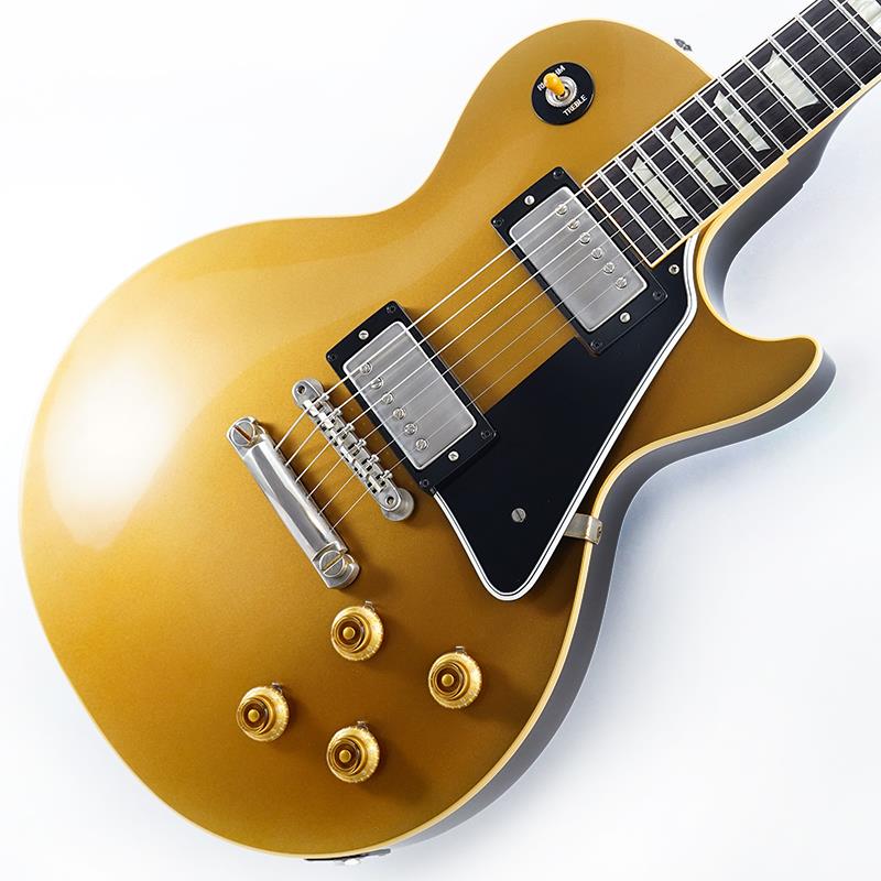 楽器種別：新品Gibson/Custom Shop 商品一覧＞＞Gibson/新品 商品一覧＞＞エレキギター【485，000円〜905，000円】 商品一覧＞＞レスポールタイプ/Gibson 商品一覧＞＞当店のギターは、出荷前に専門スタッフが検品・調整しているので安心です！Gibson 1957 Les Paul Standard Reissue Gold Top Dark Back VOS w/Black Plastics (Double Gold) 【Weight≒3.78kg】商品説明ブラックプラスチックパーツを採用した1957 Les Paul Standard Reissue Gold Top Dark Back VOSが入荷！！長きに亘り培われた高い製作技術と飽くなき探究心、厳選されたマテリアルにより至高のエレキギター・ベースを製作するために1993年に立ち上げられたGibson Custom Shop。現在もなお昔ながらのハンドクラフト製法と、徹底的に追求したヴィンテージの知識から製作されたカスタムショップ・ラインナップは、他所の追従を許さないほどの見事な作りとなり、プレイヤーの内に秘めるインスピレーションを際限なく沸き立たせてくれる最高の愛機となるでしょう。1952年、Les Paul Model誕生以来、58年中期までラインナップされたGold Topカラー。スタンダードシリーズにおいて、58年以降になるとチェリーサンバーストを筆頭に様々なバーストが誕生致しましたが、俄然人気を誇るカラーで御座います。黄色味なインレイやエイジドされたニッケルパーツ、バンブルビー搭載などヴィンテージへの拘りが体現されたまさに至高の一本。幾度と無くレシピがマイナーチェンジされているGibsonのGoldカラーですが、今回はまさにGold Top好きにはたまらないDouble Goldカラーでございます！！また当モデルはダークバック仕様となっており、通常の1957 Les Paul Standard Reissue Gold Topと比べて落ち着いた印象を与えておりGoldとの対比を楽しめます。当個体はプラスチックパーツを全てブラックカラーにした特別仕様。パーツカラーがブラックになることでより引き締まったルックスを演出しております。またヘッドのGibsonロゴが通常よりも低い位置にプレイスされたLower Logoを採用しており、マニアの心をくすぐる一品となっております。ネックシェイプは現行のCustom Shop製品で最たる太さである「50s Rounded Medium C」。59LPに比べ肉付きのあるシェイプではありますが、所謂丸太の様なシェイプでは御座いません為、手のサイズ的に太目のネックシェイプを苦手とする方も多い傾向にある日本のユーザーの方々にも安心してお使い頂けます！ピックアップは近年の定番モデルとなっているCustombucker Alnico IIIを継続して採用。キレのよいバイト感と個体がもたらす豊かなトーンバランスは本機でしか味わえない絶品サウンドをご体感頂けることでしょう。当個体としましてはコードを弾いた際の音の分離感が心地よく、ローからハイまでバランスよく鳴っている印象で御座います。リアPUから放たれる図太いディストーションサウンドからフロントPUから放たれる甘いクリーントーンまで、まさにこの1本でオールジャンル対応できる至極の1本となっております。生産数も流通数も少ないモデルですので、この機会是非お見逃しなく！！商品詳細■Weight≒3.78kg■S/N: 7 6520BodyTop Material: 2-Piece Plain Maple， Hide Glue FitBack Material: Solid MahoganyBinding Style: 1-Ply RoyaliteWeight Relief: NoneFinish: Nitrocellulose VOS (Vintage Patina)NeckNeck Material: Solid MahoganyNeck Profile: 50's Rounded Medium CScale Length: 24.75 / 62.865cmFingerboard Material: Indian Rosewood， Hide Glue FitFingerboard Radius: 12 / 304.8mmNumber of Frets: 22Frets: Historic Medium-JumboNut Material: NylonNut Width: 1.687 / 42.85mmEnd-of-Board Width: 2.24 / 56.89mmInlays :Aged Cellulose Nitrate TrapezoidHardwareFinish: NickelBridge: No-Wire ABR-1Tailpiece: Lightweight Aluminum Stop BarTuners: Kluson Single Line， Single RingPick Guard: Laminated Cellulose Acetate ButyrateTruss Rod Cover: Authentic Stepped 2-PlyControl Knobs: Butyrate Gold Top HatsSwitch Tip: BlackSwitch Washer: Silkscreened Cellulose Acetate ButyrateJack Plate: Laminated Cellulose Acetate ButyrateElectronicsNeck Pickup: Custombucker Alnico III (Unpotted)Bridge Pickup: Custombucker Alnico III (Unpotted)Controls: CTS 500K Audio Taper Potentiometers， Paper-in-Oil Capacitorsカスタムショップ・ブラウン・ハードケース、認定書、他付属イケベカテゴリ_エレキギター_レスポールタイプ_Gibson_Custom Shop_新品 SW_Gibson_新品 JAN:4570156007865 登録日:2026/05/27 エレキギター ギブソン カスタムショップ