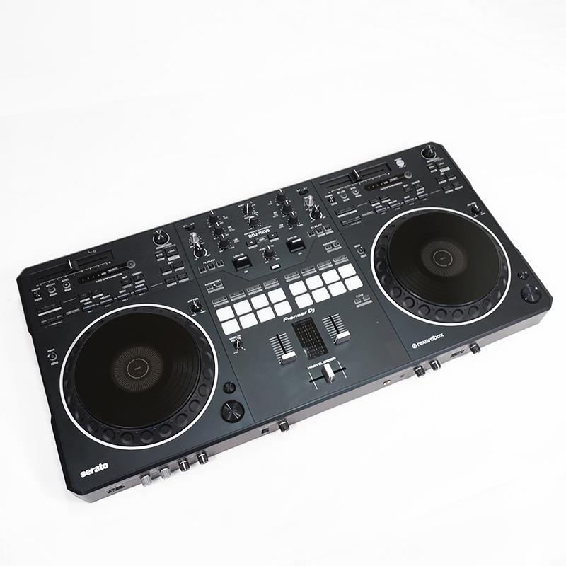 楽器種別：アウトレットPioneer DJ/アウトレット 商品一覧＞＞DJ機器【95，000円〜185，000円】 商品一覧＞＞DJコントローラー/Pioneer DJ 商品一覧＞＞DJ関連機器担当部門 Power DJ'sは1998年開店　渋谷発・国内最大級のDJ機材専門フロアです。Pioneer DJ DDJ-REV5【開封済み箱ダメージ新品特価】商品説明★スクラッチスタイル2chパフォーマンスDJコントローラーの未使用新品開封アウトレット箱ダメージ特価★■ご注文いただく前に必ずご確認ください・保証期間はお買い上げ日からの1年間以内の自然故障のみ対応です。破損や保証期間外の故障は有償修理となります。・アウトレット品につき本体にキズ、汚れ、外箱にはシミ痕、ダメージなどがございます。気にされる方は購入をご遠慮ください。・アウトレット品につき、初期不良等が発生した場合は、修理での対応となります。交換品や代替機などはございませんため、あらかじめご了承ください。・ご購入後のキャンセル・返品はお受けしておりません。■付属品電源コード、ACアダプター、USBケーブル (C to C)、Serato DJ Pro Expansion Pitch’n Time DJバウチャー、クイックスタートガイド、使用上のご注意---★スクラッチスタイル 2ch パフォーマンスDJコントローラー★DDJ-REV5は大型ジョグとMAGVEL FADERを搭載し、世界中のオープンフォーマットDJが慣れ親しんだレイアウトを採用しました。STEMS機能や業界初の新機能AUTO BPM TRANSITION、PIANO PLAYモードでの演奏が可能になり、Serato DJ Proとrekordboxに両対応のためライブマッシュアップやリミックスなどのDJパフォーマンスをより自由に表現することができます。【主な特長】・「Serato DJ Pro」「rekordbox」対応・206mm大型ジョグ採用、JOG FEEL搭載で負荷調整も可能・堅牢かつ高精度な操作性を誇るMAGVEL FADER搭載・Serato DJ Proが提供するSTEMS機能（rekordboxのTRACK SEPARATION機能）対応・BPMに縛られない選曲を可能にする新機能「AUTO BPM TRANSITION」搭載・USB Type-C端子2系統搭載・対応ソフトウエア：Serato DJ Pro / rekordbox■本体サイズ横幅：736 mm、高さ：73.4 mm、奥行き：377.2 mm本体質量：6.2 kg---■ダイナミックなスクラッチを実現する大型サイズジョグとMAGVEL FADER応答性と信頼性が高く操作性に優れた「CDJシリーズ」の大型ジョグを搭載し、中央部のディスプレイで再生位置情報を一目で把握することが可能です。また、JOG FEELを搭載しているため、好みに合わせてジョグの負荷を微調整することで、最適な操作感で演奏できます。さらに、MAGVEL FADERは、どんなに細かい動きにも対応し、スクラッチパフォーマンスを限界まで引き出します。■世界中のオープンフォーマットDJに愛される、パフォーマンスに最適なレイアウト世界中のオープンフォーマットDJに高く評価されているターンテーブル「PLXシリーズ」およびDJミキサー「DJM-Sシリーズ」のレイアウトを踏襲しています。デッキ上部に水平に配置されたTEMPO SLIDERと、PERFORMANCE PADSとLEVER FXがフェーダー近くに配置されたレイアウトにより、スクラッチとパッドやエフェクト演奏を融合させたダイナミックなパフォーマンスを可能にします。■専用のSTEMSボタンによる斬新なライブマッシュアップでクリエイティブなパフォーマンスを実現Serato DJ Proが提供するSTEMS機能を使えば、VOCAL/MELODY/BASS/DRUMSの4パート（rekordboxの場合は、VOCAL/INST/DRUMS）を個々に即座に操作し、クリエイティブなライブマッシュアップやリミックスを生み出すことができます。・STEMS MUTE/SOLO選択したパートだけをミュート／アクティブにすることで、マッシュアップの多彩な表現を可能にします。・STEMS SEPARATE特定のパートだけを異なるデッキに分離してスクラッチしたり、STEMを選んで分離し、その部分だけにエフェクトをかけることが可能です。・STEMS LEVELEQノブにSTEMS機能を割り当て、パートごとに音量調整ができます。STEMS機能によって分離されたパートを、DECK MOVE機能やDUAL DECK機能と組み合わせて使用できます。■BPMに縛られない選曲を可能にする新機能AUTO BPM TRANSITION新機能のAUTO BPM TRANSITIONにより、BPMが大きく離れたさまざまなジャンルの楽曲同士をシームレスにミックスすることが可能になりました。AUTO BPM TRANSITION STARTボタンを押すだけで、あらかじめ設定された小節数で他方のデッキのBPMにスムースに遷移します。また、トランジション開始時に適用されるSTEMS、AUTO LOOP、KEY LOCKを設定でき、ビート感の無いスムースなトランジションやループを組み合わせたパワフルなトランジションを演出できます。TEMPO SLIDERの操作から解放されることで、エフェクトの操作や次の楽曲の準備など、より創造性に満ちた演奏に専念することができます。■より音楽的でクリエイティブなパッド演奏が楽しめる新機能PIANO PLAYモードPITCH PLAYをよりクリエイティブにする新機能PIANO PLAYモードを搭載しました。16個のパッドをピアノの鍵盤に見立て、下段に白鍵、上段に黒鍵を配した1オクターブ分の音階が、HOT CUEを起点にPERFORMANCE PADSに配置されます。3種類のスケールモードを切り替えることができるので、音楽知識やピアノスキルが無い方でも、より気軽にPITCH PLAYを楽しめるようになりました。■豊富な入出力とスムースなDJ交代を可能にする2系統のUSB Type-C端子を搭載プロフェッショナルな現場にも対応できるXLRマスターアウトを含む豊富な入出力端子を搭載し、本格的かつ多様性に富んだシステムを構築することが可能です。また、PC/Mac接続用のUSB Type-C端子を2系統搭載しており、本体の切り替えスイッチを操作するだけでDJ交代が簡単に行えます。■オープンフォーマットDJの定番DJソフトウェア Seraro DJ Proとrekordboxに両対応Serato DJ Proとrekordboxの両方に対応しているため、お好みのDJソフトウェアでプレイすることができます。また、最新版のDJソフトウェアをインストールしたPC/Macと本機を接続するだけで、すぐに演奏が始められます。付属されている「Serato Pitch 'n Time DJ Expansion Pack」をアクティベートすれば、KEY SHIFTやKEY SYNCなどの機能が高音質で利用できます。※最新の動作環境はメーカーサイトにてご確認の上、お求めください。※店頭、または通信販売にて売却後、敏速な削除は心掛けておりますが、web上から削除をする際どうしてもタイムラグが発生してしまいます。万が一商品が売切れてしまう場合もございますので予めご了承ください。イケベカテゴリ_DJ機器_DJコントローラー_Pioneer DJ_アウトレット SW_Pioneer DJ_アウトレット JAN:4573201242815 登録日:2026/10/06 DJセット PCDJ パイオニア パイオニアDJ