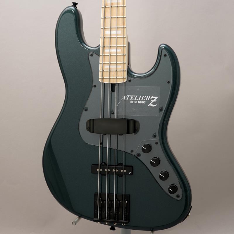楽器種別：新品ATELIER Z/M Models 商品一覧＞＞ATELIER Z/新品 商品一覧＞＞ベース【270，000円〜510，000円】 商品一覧＞＞エレキベース/JBタイプ/ATELIER Z 商品一覧＞＞当店のベースは、出荷前に専門スタッフが検品・調整しているので安心です！ATELIER Z M#245 Custom (GMB/M/MH/Black Hardware) 【 × IKEBEオリジナルポーチプレゼント】商品説明【Atelier Z × IKEBEオリジナルポーチプレゼント】Atelier Z × IKEBE コラボレーションによるオリジナルポーチ（非売品）をプレゼント！ギグバッグのポケットに収納可能で、散らかりやすいレンチ等メンテグッズの収納に便利です！イケベでAtelier Zベース本体をご購入の方だけがゲットできるレアアイテム、この機会に「憧れのAtelier Z」をお探しください?対象商品：税込み30万円以上のATELIER Zベース本体購入でプレゼント※数量限定プレゼント品のため、無くなり次第終了となりますので予めご了承ください。※アウトレット品、セール品、リユース品/中古品、受注生産品など、一部商品は対象外の場合も御座います。----------------------------------------M（Magunitude)#245は青木智仁氏のシグネイチャー・モデルとして発売されたモデルですが、今や数多のプロ/アマを問わないミュージシャン達が使用し、スタンダード・モデル且つ、アトリエ Zを代表する機種です。70年代のJBトーンを元にしたクリアな高域と図太い低域を持ち、木目の詰まったアッシュ・ボディから繰り出されるサウンドは、所謂ドンシャリ・サウンドの王道を体感でき、コントロール系統は2ヴォリュームと、トレブル/ベースの2バンドEQのブーストのみですが、裏パネルを開けるとMid-CUTトリムが付いていますので、お好みのセッティングに調整可能です。ネックの差し込み角度など細部にまで気配りが行き届いており、軽いタッチでも音が出し易く、十八番のスラップ時の大胆なサウンドは勿論のこと、指弾きでの図太いトーン、ピック弾きのアタック感まで様々なプレイ・スタイルにも対応し、ジャンルを問わずに使用できる一本です。また、本器は青木氏が求めていたスペクトラム・ブーストを搭載したモデルとなっており、これまでの同モデルに比べ各段にパワー感が増し、十八番のスラップ時の大胆なサウンドに加え、多彩なジャンルにも対応出来る、新たなサウンドの可能性を感じさせる仕上がりとなっています。現代のニーズに応え、マスターボリュームにピックアップバランサーを搭載し、人気のガンメタリックブルーのマッチングヘッドにブラックハードウェアを採用した当店カスタム仕様をお楽しみください。商品詳細Body : Ash 2 PiecesNeck : Maple 1 Piece 34inchFingerbord : Maple、20FretsPickups : Atelier z Magunitude JBZ-4Bridge : Atelier z BB419Preamp : bartorini XTCTControls : M.Vol、Balancer、M.Tone/sw、Treble/Bassweight : ≒4.29kgギグケース付属イケベカテゴリ_ベース_エレキベース_JBタイプ_ATELIER Z_M Models_新品 SW_ATELIER Z_新品 JAN:4562211297311 登録日:2026/05/27 エレキベース アトリエ アトリエZ アトリエゼット