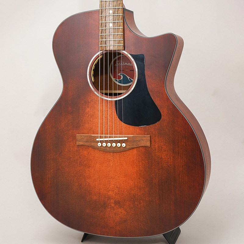 楽器種別：新品アコースティックギター/EASTMAN 商品一覧＞＞アコースティックギター【35，000円〜75，000円】 商品一覧＞＞アコギ買うなら、当店で！出荷前の検品・調整はもちろん、丁寧梱包でお届けします！EASTMAN PCH1-GACE-CLA商品説明圧倒的なコストパフォーマンス！リーズナブルな価格ながらも、高いクオリティを誇るモデルを生み出し続けている「EASTMAN〜イーストマン〜」。長年ヴァイオリン、チェロ、コントラバスを作り続け培った技術がギター製作にも活かされています。さらに、近年は伝説のアコースティックブランド「ボジョア ギターズ」を買収し、そのエッセンスを存分に吸収しながら、より一層加工精度を高めております。こちら「PCH1-GACE CLA」は、リーズナブルな価格帯ながら豊かなボディ鳴りと抜群のプレイアビリティを両立したPCHシリーズ。トリファイド加工が施されたシトカスプルース単板トップ、豊かなミッドレンジが特徴のサペリ合板サイドバック、広いレンジ感と抱えやすさが特徴のグランドオーディトリアムボディ、触り心地の良いサテンフィニッシュで仕上げられております。イーストマン独自の技術「Thermo-Cure」という熱処理加工が施された材料をトップ板に使用することによって、新品の状態でも反応が良く、まるで長年弾き込まれたギターかのようなふくよかなサウンドを奏でます。フィンガースタイルギタリストに人気の高いグランドオーディトリアムボディサイズは、どっしりとした低域と抱えやすいサイズ感をもちあわせております。高いプレイアビリティと豊かな鳴りでありながら手に取りやすい価格を実現しており、コストパフォーマンスの高さも魅力的。ピックアップも搭載しておりますので、ステージでも演奏もOK！！弾き語り入門は勿論、フィンガースタイルギターをはじめてみたいという方の入門機としてもおススメです。※画像はサンプルとなります。木目や色合いは1本毎に異なります。商品詳細-SPEC-Body Shape : Grand AuditoriumTop：Solid Thermo-Cure Sitka SpruceSide & Back : Laminated SapeleNeck : OkoumeFingerboard & Bridge：RosewoodScale Length : 約645mmNut Width : 約44.5mmPick Up System : Eastman by FishmanCase : Gig Bagイケベカテゴリ_アコースティック／エレアコギター_アコースティックギター_EASTMAN_新品 JAN:4582632720205 登録日:2024/03/15 アコースティックギター アコギ イーストマン