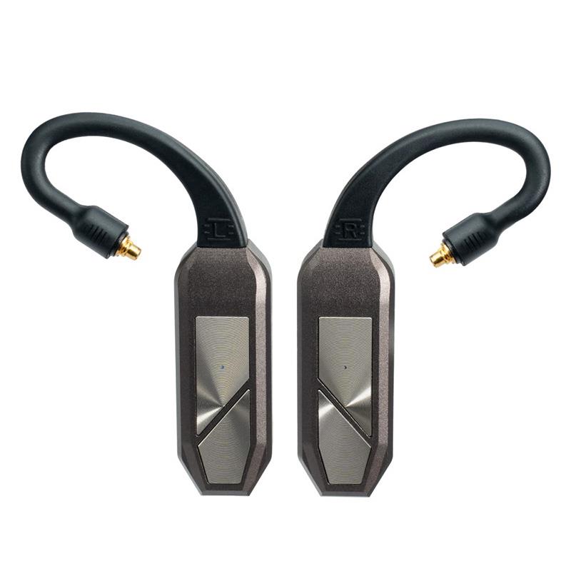楽器種別：新品iFi audio/新品 商品一覧＞＞レコーディング【60，000円〜120，000円】 商品一覧＞＞ヘッドフォン・イヤフォン/リケーブル・アクセサリー/iFi audio 商品一覧＞＞パワーレックは、専門スタッフに気軽に相談できる渋谷発のDTM・レコーディング機材専門フロアです。iFi audio GO pod MAX (アイファイオーディオ)(ワイヤレスアダプター)(ワイヤレスイヤホン)(リケーブル)(ハイレゾ)(IEM)(IFI-GO-PODMAX)商品説明【製品の特長】★イヤホンのワイヤレス化は音質と利便性を両立するうえで悩みの種でした。オーディオ性能を犠牲にしたくない人にとって、ハイエンドの有線イヤホンはまだまだ中間地点です。オーバーイヤー型のヘッドホンよりも持ち運びやすいものの、依然としてケーブルが必要で、外部DACに頼らざるを得ません。しかし、それらを諦めないですむなら？そこでGO pod Maxです。これは、音響パフォーマンスを損なうことなく有線イヤホンをケーブルやDACから解放するように設計された、先進的なウェアラブルDAC/アンプです。**aptX Lossless経由でCD品質のオーディオをストリーミングする場合。●有線イヤホンをaptX Losslessでワイヤレスに。音質はそのままにイヤホンのワイヤレス化は音質と利便性を両立するうえで悩みの種でした。オーディオ性能を犠牲にしたくない人にとって、ハイエンドの有線イヤホン有線イヤホンはまだまだ中間地点です。オーバーイヤー型のヘッドホンよりも持ち運びやすいものの、依然としてケーブルが必要で、外部DACに頼らざるを得ません。しかし、それらを諦めないですむなら？そこでGO pod Maxです。これは、音響パフォーマンスを損なうことなく有線イヤホン有線イヤホンIEMをケーブルやDACから解放するように設計された、先進的なウェアラブルDAC/アンプです。**aptX Lossless経由でCD品質のオーディオをストリーミングする場合。●K2HDで音楽の魂を復活。96kHz高解像度体験デジタルオーディオの標準として「CD品質」が広く認識されていますが、多くのオリジナル録音はより高い解像度で録音されています。CD品質に圧縮すると、解像度は256倍も低下します。22kHz以上の周波数帯域、そして自然で感情的なサウンドに不可欠な倍音成分が失われ、音楽は平坦で生気のないものになってしまいます。K2HDテクノロジーはそれを魔法のように復活させます。JVCケンウッドがiFi audio向けに再構成した新しいK2パラメータを用いて、K2HDの体験を各デバイスに合わせてカスタマイズします。GO pod Maxでは、K2HDはデジタルスループットを96kHzに復元し、かつて失われていた空間を再現します。K2HDは失われたデータを補間し、自然な響きの倍音を復元し、元の演奏の深み、暖かさ、魂を蘇らせます。※「K2 Technology」および「K2HD」は、株式会社JVCケンウッドの商標または登録商標です。●高音質な有線イヤホンがスマートデバイスに。仕事も遊びも一台でGO pod Max は、オリジナル版がみなさまにご好評いただいたのと同じく、生産性向上機能を保持しています。各レシーバーにはタッチセンサーが仕込まれており、音楽の再生停止、先送り前戻し、通話の応答、音量の調整、SiriやGeminiなどの音声アシスタントの起動を簡単にタップ操作で実行できます。手がふさがっているときや移動中などに最適です。ビジネス通話では、デュアル マイクとQualcomm のcVcノイズ 抑制機能を組み合わせることで、雑踏や通勤中でも、雑音を遮断し、非常にクリアな音声を実現します。仕事が終わったら、IPX5の防水性能により、有線イヤホンをどこにでも持ち運ぶことができます。突然の豪雨から激しい運動まで、GO pod Max はいつでも準備ができています。※有線イヤホン本体の防水性能は保証できませんのでご注意ください。●輝きを見よ。こだわりの証をレシーバー本体のパフォーマンスの限界を超えただけでなく、充電ケースもその革新に合わせて再設計しました。レシーバーと同様に精密に機械加工されたアルミニウムシェルトップは、洗練された重厚さを醸し出しており、拡張された内部には、さらに大型の有線イヤホンも容易に収容できます。内部には4 つの 高強度UVライトがあり、使用の合間にイヤホンを殺菌します。これにより、イヤホンを清潔に保ち、最高のパフォーマンスを発揮できます。●5種類のイヤーループと自動インピーダンス調整GO pod Airは軽量でポータブルな設計により、どこでも高品質なサウンドを楽しめます。パワフルな駆動力で様々なIEMに対応し、幅広い互換性を実現。あらゆるIEMとの出会いを可能にする交換可能なイヤーループを用意しています。標準で0.78mm 2ピンおよびMMCXイヤーループが付属し、T2、A2DC、Pentaconn Earオプションも別途ご用意。お手持ちのIEMに合わせて選択できます。【製品の仕様】自動インピーダンスマッチング 16/32/64/300オームバッテリー バッテリー容量レシーバー：180mAh充電ケース：1500mAh連続再生時間レシーバー：7 時間レシーバー＋充電ケース：35 時間Bluetoothチップセット QCC5181Bluetoothコーデック aptX Lossless、aptX Adaptive、aptX HD、aptX、LDAC、LHDC/HWA、AAC、SBCBluetoothバージョン Bluetooth5.4充電仕様 USB Type-C、ワイヤレス充電(Qi対応:5V/1A or 5V/2A）充電時間 レシーバー：1.5時間未満、充電ケース：2時間未満S/N比 132dB(A特性、@300Ω、20-20kHz)THD+N 0.002% (20-20kHz)DNR 129dB(A特性、@32Ω、20-20kHz)寸法 レシーバー：47.5 x 16.1 x 9.5mm、充電ケース：116 x 76 x 47.8mm重量 レシーバー：約24.5g、充電ケース：約185g付属品 USB Type-C to Cケーブル／USB Type-C to Aケーブル／クイックスタートガイドイケベカテゴリ_レコーディング_ヘッドフォン・イヤフォン_リケーブル・アクセサリー_iFi audio_新品 SW_iFi audio_新品 JAN:4562314020748 登録日:2026/08/13 アイファイオーディオ