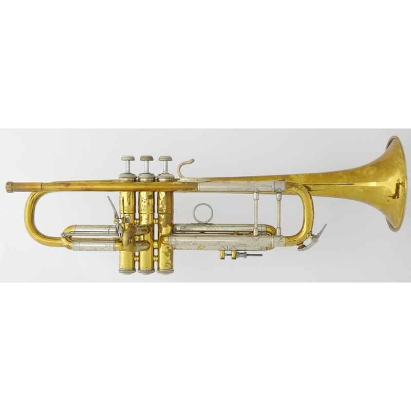 楽器種別：ユーズドBach/ユーズド 商品一覧＞＞管楽器・吹奏楽器【125，000円〜240，000円】 商品一覧＞＞トランペット/Bbトランペット/Bach 商品一覧＞＞サックス買うなら、当店で！専門のスタッフが丁寧に検品・調整しているので安心です！Bach USED 中古 バック / 180ML37/25 GL #160**5 【Bb トランペット】商品説明【中古】 V.Bach (ヴィンセント・バック) 180ML37/25 GL（おおよそ1950年代後半に製造）・V.Bach Stradivariusヴィンセント・バックは1924年に最初のバックトランペットを誕生させ、発展をとげて行きます。手にした演奏者達は、「これはまさに、トランペットにおけるストラディヴァリウスだ」と評したことから、このブランド・ネームが生れました。全音域に渡ってレスポンスが良くイントネーションのコントロールを楽に行え、フレキシビリティに富み、疲れが少なく、「バックの音」と賛えられる、心地よい豊かで美しい音色が特長です。・180 Series最大最良の響きを得られるワンピースベル（1枚取り工法ベル）と、伝統の高度な工法が生み出す、適度で心地よい反応・輝き・遠達性・抵抗感をもつ、バックのスタンダードモデル＝プロフェッショナル用トランペットの代名詞です。仕様・Bb管 トランペット・MLボア・イエローブラスベル・ラッカー仕上げこちらのトランペットは、全体的に使用感があり、所々にキズや当てキズ（凹み）、修理痕、ラッカーは剥げやサビなども多くござますが、抜き差し管可動部やピストンなど演奏上問題なくご利用頂けます。※お渡しの際は、クリーニングのため、油膜が剥がれ表面の色が異なります。※ケースなどの付属品はございません。お送りの際は、厳重梱包にてお送りさせて頂きます。※商品はクリーニング前の状態となります。気になる個所やご質問等ございましたらお気軽にお問い合わせ下さい。また、クリーニング・最終調整に2週間前後のお時間を頂きましての発送となります。予めご了承ください。イケベカテゴリ_管楽器・吹奏楽器_トランペット_Bbトランペット_Bach_ユーズド SW_Bach_ユーズド JAN:2500240859782 登録日:2026/06/21 トランペット バック バッハ