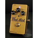 楽器種別：新品コンパクトエフェクター/keeley 商品一覧＞＞コンパクトエフェクター/keeley/Distortion & Overdrive Fuzz 商品一覧＞＞コンパクトエフェクター【15，000円〜30，000円】 商品一覧＞＞安心してお買い物頂けるよう、コンパクトもマルチも丁寧梱包でお届けします！keeley Super Phat Mod商品説明カスタムエフェクターの老舗ブランドKeeleyからオールドチューブアンプのサウンドを再現したドライブペダルが登場！本機Super Phat ModはJFETを使用してオールドチューブアンプの素晴らしい音色をエミュレートしたオーバードライブです。長年に渡り最適なFETを探し求めて完成した回路は、ダイナミクスに富んだレスポンスの良いナチュラルなブレークアップを再現しています。Super Phat ModのDRIVEコントロールを上げてギターのボリュームを動かしてみれば、その追従性の良さに気づくでしょう。ミニスイッチの左側ではその記載通りフラットなトーンレンジでのサウンドメイクを、右側のPHATではをその透明感を保ったまま、少しの音量と同時に低域をブーストする事ができます。充分なドライブ量がございますのでメインのドライブペダルしてのご使用でも、クランチアップしてのブーストペダルでのご使用でもと、ギタリストのマスターピースペダルを彷彿とさせる使い勝手の良い一台です。商品詳細【 Specification 】■Controls：LEVEL、TONE、DRIVE、MODE SWITCH■True-Bypass Switching■SIZE：約W60 x H112 x D31（mm）＊突起物含まず■Weight：約280g■消費電流：約15mA■ 9V DC Port ＊ACアダプターを使用する際は、出力の安定したセンター・マイナス・タイプのアダプターをご使用ください。※この製品を使用するためには、DC9Vタイプ（006P）の電池もしくはアダプター（共に別売）が必要となります。イケベカテゴリ_エフェクター_コンパクトエフェクター_keeley_Distortion & Overdrive Fuzz_新品 JAN:4580210700922 登録日:2022/06/25 エフェクター コンパクトエフェクター ストンプボックス キーリー きーりー