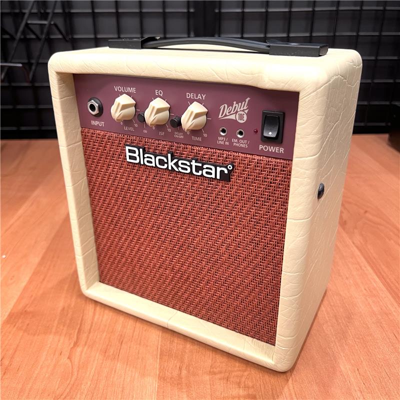 楽器種別：ユーズドBlackstar/ユーズド 商品一覧＞＞ギターアンプ・ベースアンプ【〜10，000円】 商品一覧＞＞ギターアンプ/コンボ/ソリッドステート/Blackstar 商品一覧＞＞安心してお買い物頂けるよう、ミニアンプもコンボアンプも丁寧梱包でお届けします！Blackstar USED 中古　DEBUT 10E商品説明定番小型アンプがUSEDで入荷！「Debut 10E」と「Debut 15E」はISFテクノロジーとテープディレイエフェクトを搭載した練習用アンプです。Blackstarの上位機種と同じ開発チームがデザインしたDebutシリーズはギターを始めたばかりのプレイヤーに至高の演奏体験を提供します。シンプルで使いやすいアナログデザインとおしゃれな外観が魅力です。10ワット出力、2チャンネル切り替え、ディレイ搭載。商品詳細コンディション：使用に問題なし要了承箇所：なし付属品：箱、クイックガイド※電源ケーブルは本体一体型保証：保証なし現状販売イケベカテゴリ_ギターアンプ・ベースアンプ_ギターアンプ_コンボ_ソリッドステート_Blackstar_ユーズド SW_Blackstar_ユーズド JAN:2500070881724 登録日:2026/05/27 ギターアンプ ブラックスター