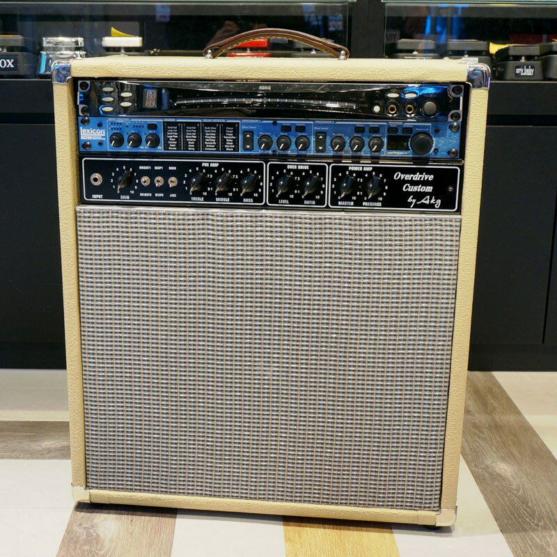 楽器種別：ユーズドAKG Sound Design/ユーズド 商品一覧＞＞ギターアンプ・ベースアンプ【240，000円〜460，000円】 商品一覧＞＞ギターアンプ/コンボ/チューブ/AKG Sound Design 商品一覧＞＞安心してお買い物頂けるよう、ミニアンプもコンボアンプも丁寧梱包でお届けします！AKG Sound Design USED 中古 Overdrive Custom［6V6S×4][18/36W］商品説明※本商品は委託中古品です。長年Dumble Overdrive Specialを研究した成果を結集したAKG Sound Designによるカスタムアンプ。 1台1台、厳選したパーツをハンドワイヤードで組み立てており、キャビネットや塗装もすべて当工房で手作業によって作られています。こちらは2018年製、当時のオーナー様によるオーダー品となり、6V6S×4本 18/36WのODSサウンドを意識し製造されました。音の立ち上がりやエフェクターの反応も速く、AKG Sound Designらしい設計でオールラウンドにご使用いただけます。スピーカーは拘りのElectro-Voice EVM12L Classic 12 200 Wattを採用し、LARRY CARLTON等著名なギタリスト達も愛用している、艶やかで輪郭のあるクリーンサウンドを再生します。また通常はスピーカーケーブルが直付けですが、抜き差しできるよう端子を設置しヘッド部またはスピーカーのみの使用も可能です。Lexicon MX200とチューナーがラックマウントされ、そのままステージで活躍する事間違いないでしょう。使用感の無い綺麗な状態で、真空管なども交換はしておりませんがグッドなコンディションです。商品詳細コンディション：ほぼ未使用/箱等はありませんが綺麗な状態です。要了承箇所：なし付属品：ACコード/アダプター保証：なし(初期保証のみ)イケベカテゴリ_ギターアンプ・ベースアンプ_ギターアンプ_コンボ_チューブ_AKG Sound Design_ユーズド SW_AKG Sound Design_ユーズド JAN:2500070034205 登録日:2025/03/04 ギターアンプ アーカーゲー アカゲ エーケージー