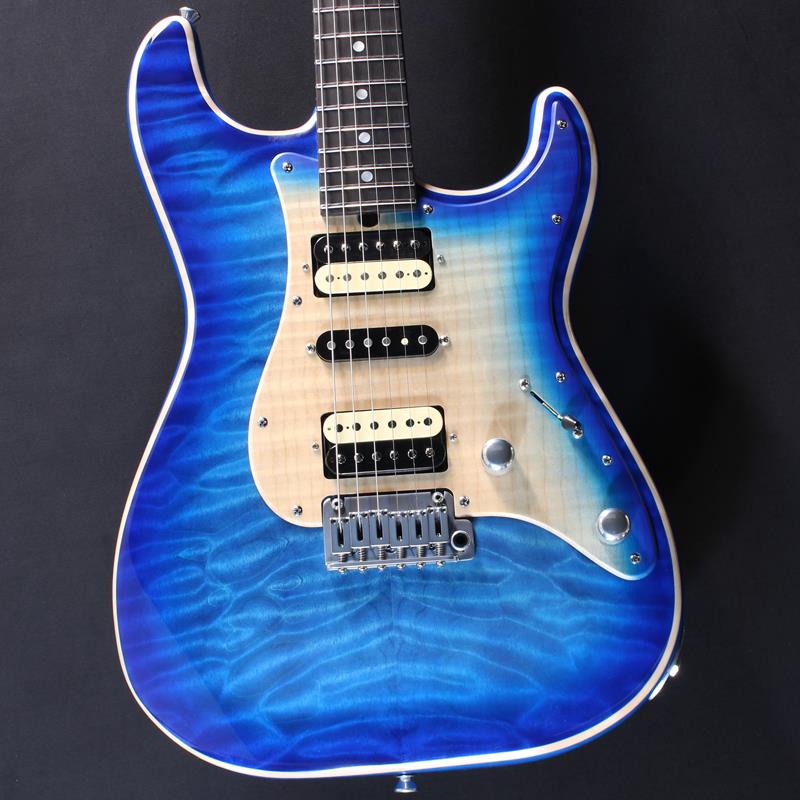 楽器種別：新品T’s Guitars/新品 商品一覧＞＞エレキギター【380，000円〜710，000円】 商品一覧＞＞STタイプ/T’s Guitars 商品一覧＞＞当店のギターは、出荷前に専門スタッフが検品・調整しているので安心です！T’s Guitars Ikebe 50th Anniversary ST-22 Selected 5A Quilted Maple Top (Trans Blue Burst) #033308商品説明T’s Guitars イケベ50周年記念オーダーモデルが待望の入荷！国産工房の中でも群を抜く精緻なクオリティを備え、楽器としての官能性においても抜群の評価を受けるT's Guitars。長らく取り扱いを続けてきたイケベ楽器店の数々のアイデアを形にしていただいた、イケベ楽器店50周年記念オーダーモデルが待望の入荷を果たしました！！ボディトップには近年ますます高騰し希少化しているキルテッドメイプルをイケベスタッフが厳選。5Aグレードならではの粒の大きくも整ったうねりと凹凸を感じさせるほどの3Dキルト杢が豪奢なオーラを放っております。ふくよかな生鳴りを意識したフルサイズSTボディはカラーごとにサウンドコンセプトを持たせており、鮮やかさと深みがたまらないトランスブルーバーストにはロックフィールな切れ味とレスポンスを求めたスワンプアッシュを、奥深い輝きとアダルトな趣を備えたタイガーバーストにはジャジィな粘りと濃密さを意識したアルダーをボディバックに指定し、単なる色違いではなく個性とキャラクターを両立させております。STタイプのラウンドエッジでは非常に珍しく、パーフリングを思わせる印象的なナチュラルバインディングはプレミアムギターズで承った顧客様のパーソナルオーダーご依頼の際にスタッフNの提案にて生まれたもので、ボディエッジのカーブ内の塗分けとなるためにじみや外周とのカーブに相違がとても露見しやすいのですが、非常に滑らかなカーブを描きながらも外周との並行性もまた美しく仕上がっており、並々ならぬこだわりと精緻な塗装技法の具現化と言えるでしょう。非常に難しく職人泣かせな仕上がりは簡単には真似できないもので、決して簡単ではないアイデアを実現して下さったT’s Guitarsの手腕には感服の一言です。またナチュラルカラーのフレイムメイプルをグラファイトで補強されたピックガードはあえて「サンバースト」だけをボディとコーディネートさせており、存在を引き立てる立体感とともにボディ・カラーとの親和性を両立させ、一目見て忘れられない印象をプレイヤーのみならずオーディエンスにももたらしてくれることでしょう。ネックスペックにもボディとのマッチングを考慮し、いずれもエボニー指板でありながらもアッシュバックのブルーバーストには腰のあるネックでの粘りを意識したプレーンメイプルネックとジャスカー社ステンレスフレットを、そしてアルダーバックのタイガーアイバーストには埋もれないアタックと小気味よいレスポンスに解像度をもたらすローステッドメイプルネックとジェスカーEVO Goldフレットをそれぞれ採用。また握りやすさと強度のバランスに優れたT’s Guitars標準のソフトVネックに「わずかに」厚みを加えたグリップとすることで、サウンドにもわずかにタフさをもたらしモダンスペックモデルにありがちな「奥行の浅さ」を感じさせない弾き応えある響きを実現しております。ややフラットな300R指板のカーブなど演奏性についても洗練されており、お好みはあれどT's Guitarsのネックで「弾きにくい」とのお声をいただいたことは当店では未だございません。T's Guitars の技術力の証とも言える、Buzz Feiten Tuning Systemも採用しており、各弦の揺らぎないチューニングからなる生鳴りの一体感は驚異的！！専用チューナーを使わずともナット位置補正やオクターブ調整などからその効果を体感できる「＋α」の要素でありながらも、チューニングにシビアなプロミュージシャンに愛好家が多いことからも同システムの効果の程が垣間見えます。電装系においても妥協ないセレクトを行いました。ノージャンルなサウンドフィットを目的とし、T’s GuitarsオリジナルピックアップDH-450n・DS-592・DH-560b によるHSHレイアウトを採用。わずかにコンプレッションを備えたブリッジポジションでは力強いゲインを用いたヘヴィリフのみならず、コイルタップを活用したチャンキーでドライなシングルコイルトーンもまたクール！解像度高くレスポンスに優れたミドルポジションシングルコイルとネック・ブリッジ各ポジションのコイルタップとのハーフトーンでは透明度に驚かされるハイレスポンスなクリーン、そしてネックポジションでは中庸の出力ながら粘りとふくよかさを備えた温かいローミッドがクリーンからハイゲインまでのリードプレイに好適と、まさに出所を選ばずギタリストを鼓舞してくれる相棒として活躍してくれることでしょう。ハードウェアのみならず、メタルパーツ全般にも個性的なあしらいを求めて、ブリッジにはもはや世界標準と言えるほど多くのカスタムギターブランドが採用しているGotoh 510TS-FE1ブリッジ、そして高精度かつ滑らかな操作感に加え抜群のチューニング安定を誇るSGS510Z MG-Tロッキングペグには、長期的な美しさを求めて本来ギヤ歯面などの保護に使われていた強靭なXフィニッシュを指定。ボディカラーとのコーディネートにてトランスブルーバーストにはXC（Xクローム）、タイガーアイバーストにはXG（Xゴールド）とし、柔らかで独特な輝きが本モデルの個性を引き立てます。また、かつてT's GuitarsがGotoh社カタログの表紙を飾ったご縁より、Gotoh社も通常は受けていないネックジョイントプレート・ボリュームノブ・ジャックプレートのXフィニッシュを本モデルに特別に採用いただけたことはまさにT’s Guitars・イケベのコラボレーションならではのものとなります。そして本モデルでは特別に同Xフィニッシュによるピックアップカバーがそれぞれのカラーで付属し、オーナーのお好みで取付も可能。所有欲を満たす細やかな気遣いもまた本機の心憎さと言えるでしょう。イケベ50周年ならではのノウハウ、そしてT’s Guitarsの職人魂が存分に盛り込まれた、まさに逸品！！惜しむらくは、こだわりの実現のためトランスブルーバースト3本、タイガーアイバースト2本、計5本のみの実現となったこと、でしょうか・・・。他には真似のできない、我々にとっても誇らしい「完成度」の結晶を、ぜひその手に！！約3.69kg T's Guitarsギグケース付属商品詳細■Boby : Selected 5A Grade Quilted Maple， on Ash(Trans Blue Burst) ，or Alder(Tiger Eye Burst)■Body Style : Full Size ST Type■Neck : Maple(Trans Blue Burst)， or Roasted Maple(Tiger Eye Burst)， 648mm Scale■Fingerboard : Ebony 300R with Jescar #47104 Stainless Frets(Trans Blue Burst)，or 47104 EVO-Gold Frets(Tiger Eye Burst)■Pick Up : T's Original DH-450n / DS-592 / DH-560b ■Control : 1Volume / 1Tone(Pull for Tap) / 5Way Lever SW■Tuners : Gotoh SGS510Z MG-T Magnum Lock-Trad■Bridge : Gotoh 510TS-FE1■Hardwear Color : X-Chrome(Trans Blue Burst)，or X-Gold(Tiger Eye Burst)■with Buzz Feiten Tuning Systemイケベカテゴリ_エレキギター_STタイプ_T’s Guitars_新品 SW_T’s Guitars_新品 JAN:2500010827072 登録日:2026/01/15 エレキギター Tsギター ティーズ