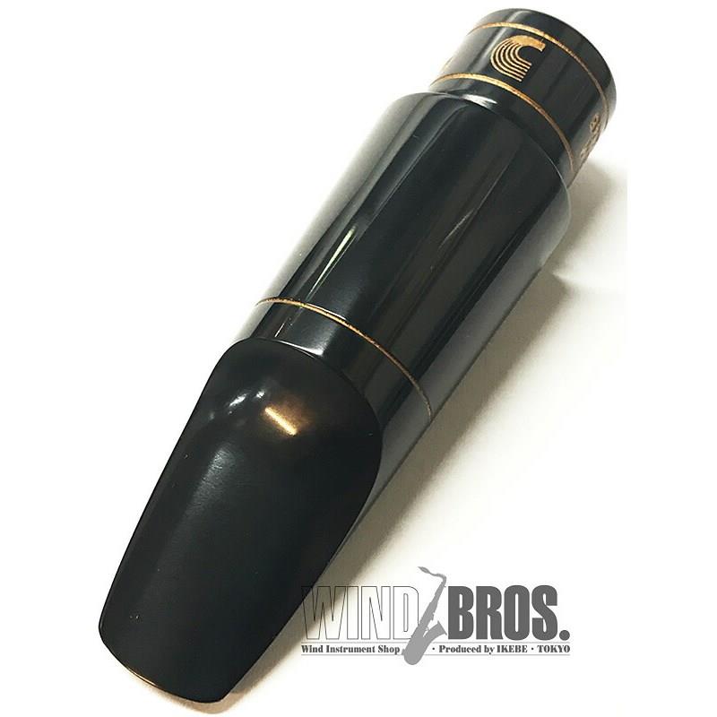 楽器種別：アウトレットD'Addario Wood Winds/アウトレット 商品一覧＞＞管楽器・吹奏楽器【15，000円〜35，000円】 商品一覧＞＞サックス用アクセサリ/マウスピース/テナーサックス用/D'Addario Wood Winds 商品一覧＞＞サックス買うなら、当店で！専門のスタッフが丁寧に検品・調整しているので安心です！D'Addario Wood Winds 【チョイキズ特価!!】「オープニング：D6M」テナーサックス用マウスピース ダダリオ・ウッドウィンズ セレクト・ジャズ【決算売り尽くしセール】商品説明【チョイキズ特価!!】※こちらは店頭展示試奏品となり、ボディ背中部分にキズがございますため特価とさせて頂いております。予めご了承くださいませ。※状態につきましては画像5枚目にてご確認ください。※1〜4枚目画像はイメージです。// SELECT JAZZ TENOR SAXOPHONE MOUTHPIECES //完全マシーンメイドによる高精密な作りが売りの「ジャズセレクト」の名を冠したマウスピースです。ミディアムチェンバーのオーソドックスなスタイル。伝統に則ったサウンドのよさや、現代技術から成し得るコントロール性・造りの均一性に優れ、現代のジャズスタンダードマウスピースとして名乗りを上げるに充分なスペックです。【オープニング】「D6M」(2.54mm)…オットーリンク7番強、ベルグラーセン100相当（あくまで目安とお考え下さい）■仕様・材質：ハードラバー・ミディアムフェイシング・ミディアムチェンバー・USA製■付属品：外箱(リガチャーは付属しません)イケベカテゴリ_管楽器・吹奏楽器_サックス用アクセサリ_マウスピース_テナーサックス用_D'Addario Wood Winds_アウトレット SW_D'Addario Wood Winds_アウトレット JAN:0046716584359 登録日:2026/08/02 マウスピース ダダリオウッドウインズ ダダリオ RICO リコ