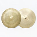 楽器種別：ヴィンテージシンバル/Zildjian 商品一覧＞＞シンバル/Zildjian/K Zildjian 商品一覧＞＞シンバル【135，000円〜265，000円】 商品一覧＞＞安心してお買い物頂けるよう、スネアもシンバルも丁寧梱包でお届けします！Zildjian Istanbul K 14 Hihat pair (Older new stamp 1967-1972s )[Top:767g / Bottom:850g] 【VINTAGE】商品説明【いわゆる「オールドK」 イスタンブール・Kジルジャン・ハイハットのヴィンテージ品が入荷！】スタンプからOlder new stamp期（1967-1972）製造と思われるハイハットシンバルが入荷いたしました。実測値直径はどちらも約35.4cmとなり、14インチサイズとしてご案内差し支えないペアとなります。この年代にしては珍しくほとんどピッタリ重なり、トップとボトムのかみ合わせがとても良い個体です。ホール径は十分な大きさの為、どちらの個体を上下にしても現行の各社ハイハットスタンドへの装着は問題ないかと思われます。※店頭ではどちらをトップにしてもYAMAHA、TAMA、Pearl社のハイハットスタンド＆クラッチへのセット可能を確認いたしました。薄紙を割いたかのような枯れたチック音とハーフオープンサウンド。クローズからオープンまで一貫して荒々しさのない豊かで上品な響きは、まさにオールドKの真骨頂。ヴィンテージでしか味わえない繊細、かつ程よく枯れたサウンドを、存分にお楽しみいただける1セットとなっております。トップ・ボトムともにエッジ部はほぼ凸凹がなく綺麗で、年代を鑑みると非常に良い状態のため、まだまだ現役でお使いいただけるでしょう。サイズ：14インチウェイト：TOP 767g／BOTTOM 850gホール径：TOP 約13mm／BOTTOM 約14mm※ヴィンテージ品のため、年代相応の傷や汚れ、打痕などがございます。予めご了承ください。イケベカテゴリ_ドラム_シンバル_Zildjian_K Zildjian_ヴィンテージ JAN:2500190041886 登録日:2023/05/15 シンバル ジルジャン Kジルジャン