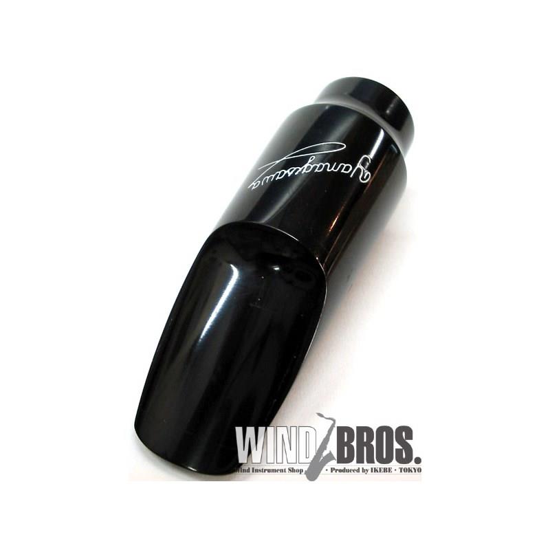楽器種別：アウトレットYANAGISAWA/アウトレット 商品一覧＞＞管楽器・吹奏楽器【10，000円〜25，000円】 商品一覧＞＞サックス用アクセサリ/マウスピース/ソプラノサックス用/YANAGISAWA 商品一覧＞＞サックス買うなら、当店で！専門のスタッフが丁寧に検品・調整しているので安心です！YANAGISAWA 【チョイキズ特価!!】「オープニング：5」ヤナギサワ ソプラノサックス用マウスピース ラバー【先取り大特価セール】商品説明【チョイキズ特価!!】※こちらは店頭展示試奏品となり、マウスピース内側部分長いにキズがございますため特価とさせて頂いております。範囲都合で画像に写っているのは外側付近までとなっております。予めご了承くださいませ。※状態につきましては画像2枚目にてご確認ください。※1枚目画像はイメージです。■付属品：外箱【オープニング】「5」(1.33mm)…セルマーE、オットーリンク5と5*の間相当（あくまで目安とお考え下さい）イケベカテゴリ_管楽器・吹奏楽器_サックス用アクセサリ_マウスピース_ソプラノサックス用_YANAGISAWA_アウトレット SW_YANAGISAWA_アウトレット JAN:4941216011854 登録日:2026/08/02 マウスピース ヤナギサワ やなぎさわ 柳澤 柳沢