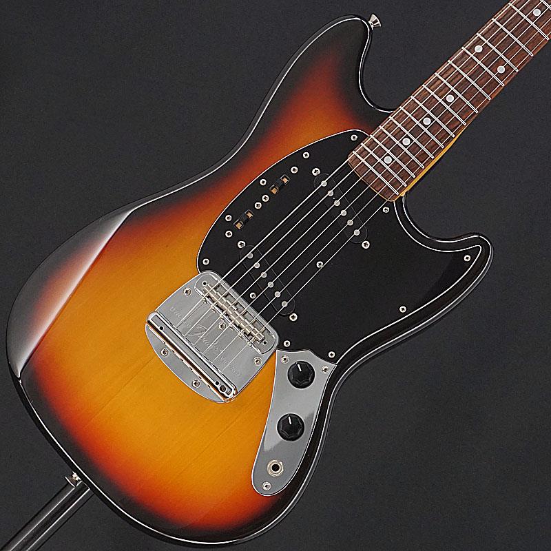 楽器種別：ユーズドFender Japan/ユーズド 商品一覧＞＞エレキギター【80，000円〜155，000円】 商品一覧＞＞MGタイプ/Fender Japan 商品一覧＞＞当店のギターは、出荷前に専門スタッフが検品・調整しているので安心です！Fender Japan USED 中古 MG69 (3Tone Sunburst) [SN.U003027] フェンダー商品説明フェンダーの血を受け継ぎ、そのクオリティとルックスで人気を博すフェンダー・ジャパン。Fenderのストゥーデントモデルとして誕生したショートスケールのネックにコンパクトなボディ、多彩なサウンドとダイナミックビブラートを備えた機能美溢れるムスタング。サンバースト・カラーにブラック・パーツがマッチしたお買い得中古の入荷です。小振りでコンパクトなボディには軽量なバスウッドを使用しており、細身なネックシェイプも相まって小柄なプレイヤーでも抱えた際にストレスを感じにくい可愛らしいシェイプとなっております。独自のON-OFF-PHASEスライドスイッチにより、フロント、リアそれぞれのサウンドはもちろん、ミックスサウンドに加えフェイズサウンドもアウトプット可能なバラエティ豊かなサウンドキャラクター。トレモロユニットはオリジナルのダイナミックビブラートを搭載しています。個体状態といたしましては、全体に打ちキズやスリキズが散見され、パーツのくすみやビスのサビ等生じているプレイヤーズ・コンディションとなります。フレットは6〜7割程度の高さを残し、ネックまわりや電装系含め演奏面での支障はございませんので、これからもガンガンお使いいただける1本としてお迎えいただけます。取り回しのよいコンパクトなスタイルとならではのトーンが魅力的な本機、ぜひともこの機会にご検討ください！2010-2012年製Fender製ソフトケース付属ピックアップ交換（型式不明）ピックガード交換アームバー＆固定用イモネジ欠品Weight≒3.16kg商品詳細Body.....BasswoodNeck.....Maple， Oval TypeFingerboard.....Rosewood， 184RFrets.....22Nut.....40mmScale.....610mm/24inch (Short)Tuners.....MHG-SD91 NIBridge.....Dynamic VibratoPickups.....UnknownControls.....Volume， Tone， 2Mini SW (On/Off/Phase)イケベカテゴリ_エレキギター_MGタイプ_Fender Japan_ユーズド SW_Fender Japan_ユーズド JAN:2500010817325 登録日:2026/01/30 エレキギター フェンダー ふぇんだー フェンジャパ